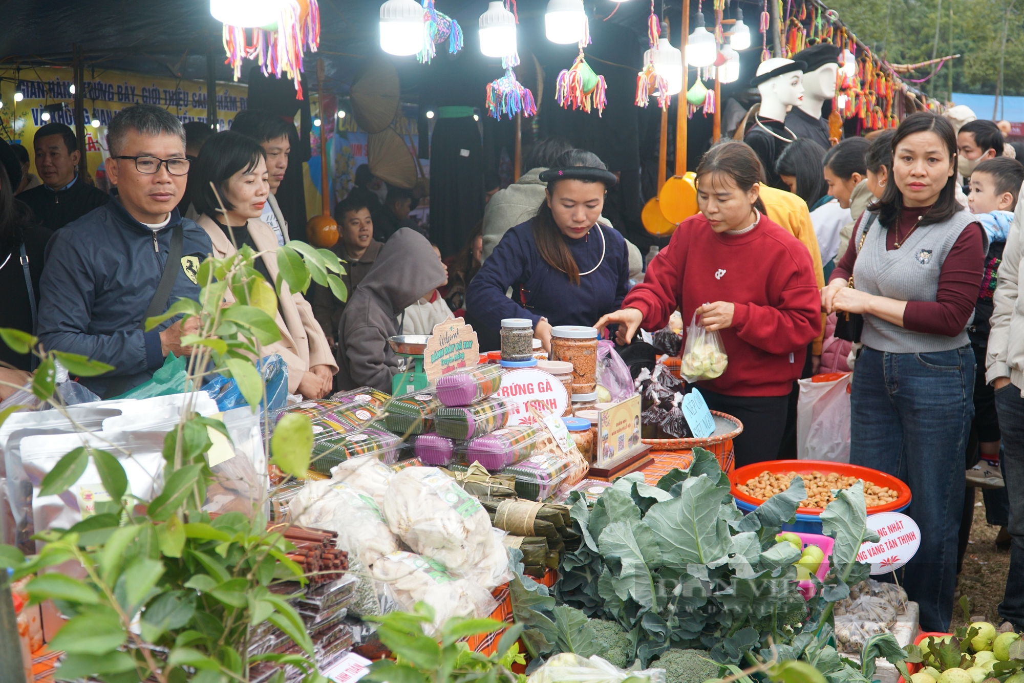 Về Tuyên Quang xem lễ hội có hàng chục nam thanh nữ tú rước mâm, du khách phấn khích trèo cột lấy cờ chớp nhoáng - Ảnh 6.