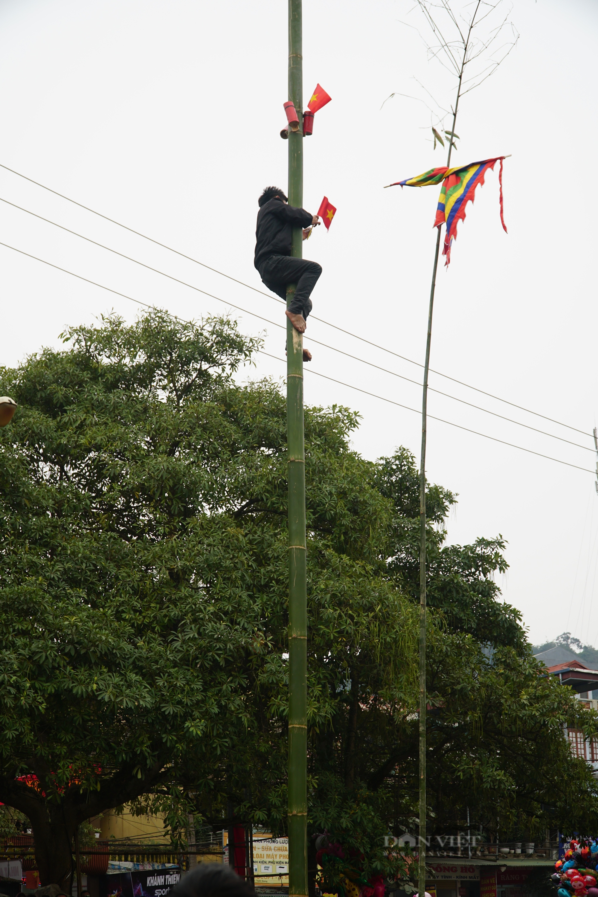 Về Tuyên Quang xem lễ hội có hàng chục nam thanh nữ tú rước mâm, du khách phấn khích trèo cột lấy cờ chớp nhoáng - Ảnh 7.