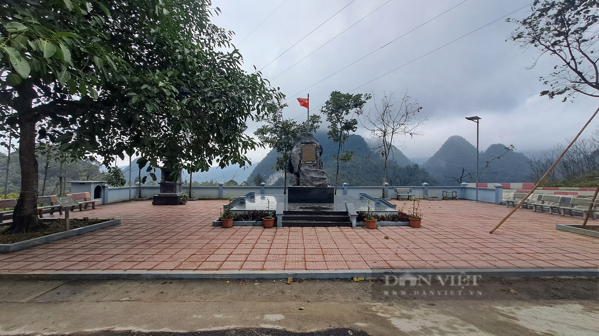 Người đàn ông ở Yên Bái tình nguyện trông coi di tích, làm sạch rác trên đỉnh đèo Lũng Lô - Ảnh 2.