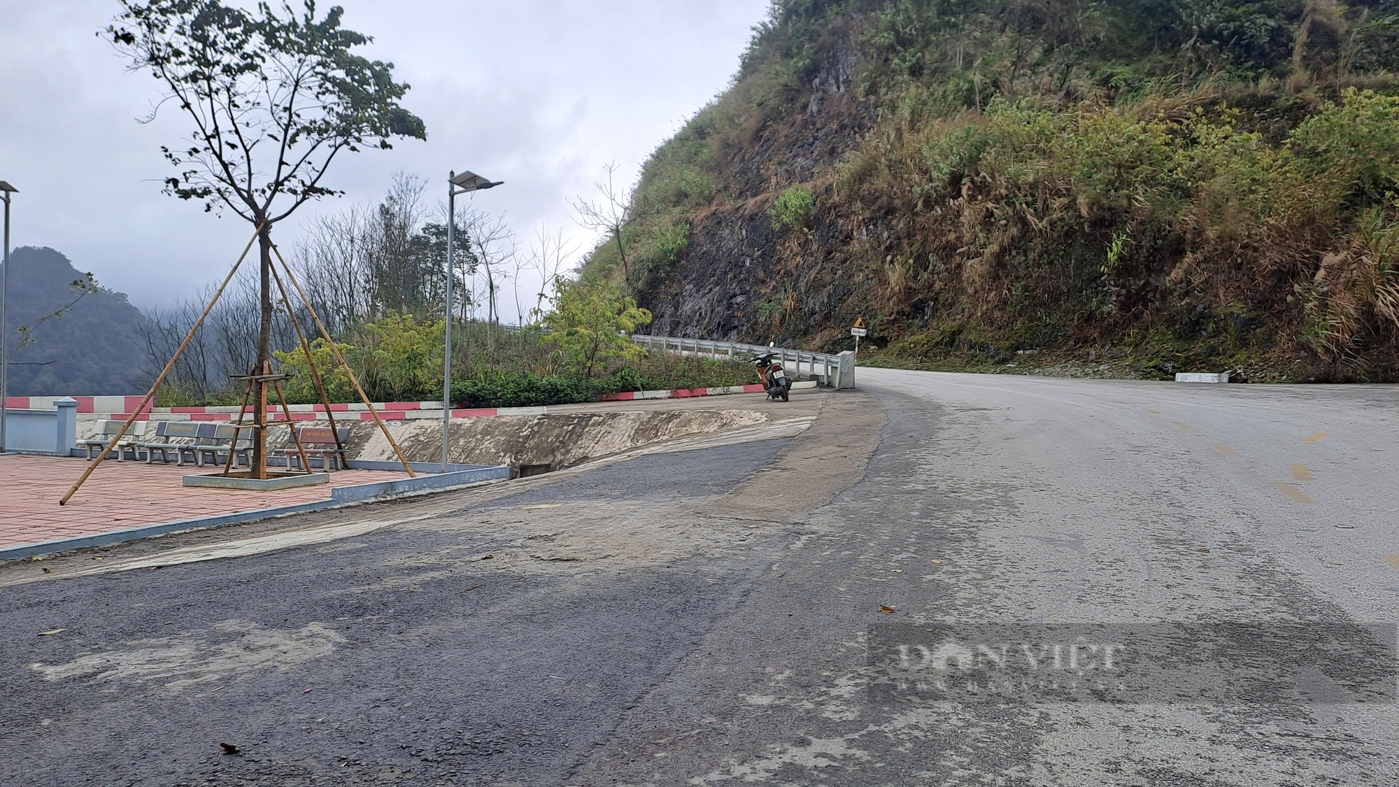 Người đàn ông ở Yên Bái tình nguyện trông coi di tích, làm sạch rác trên đỉnh đèo Lũng Lô - Ảnh 3.