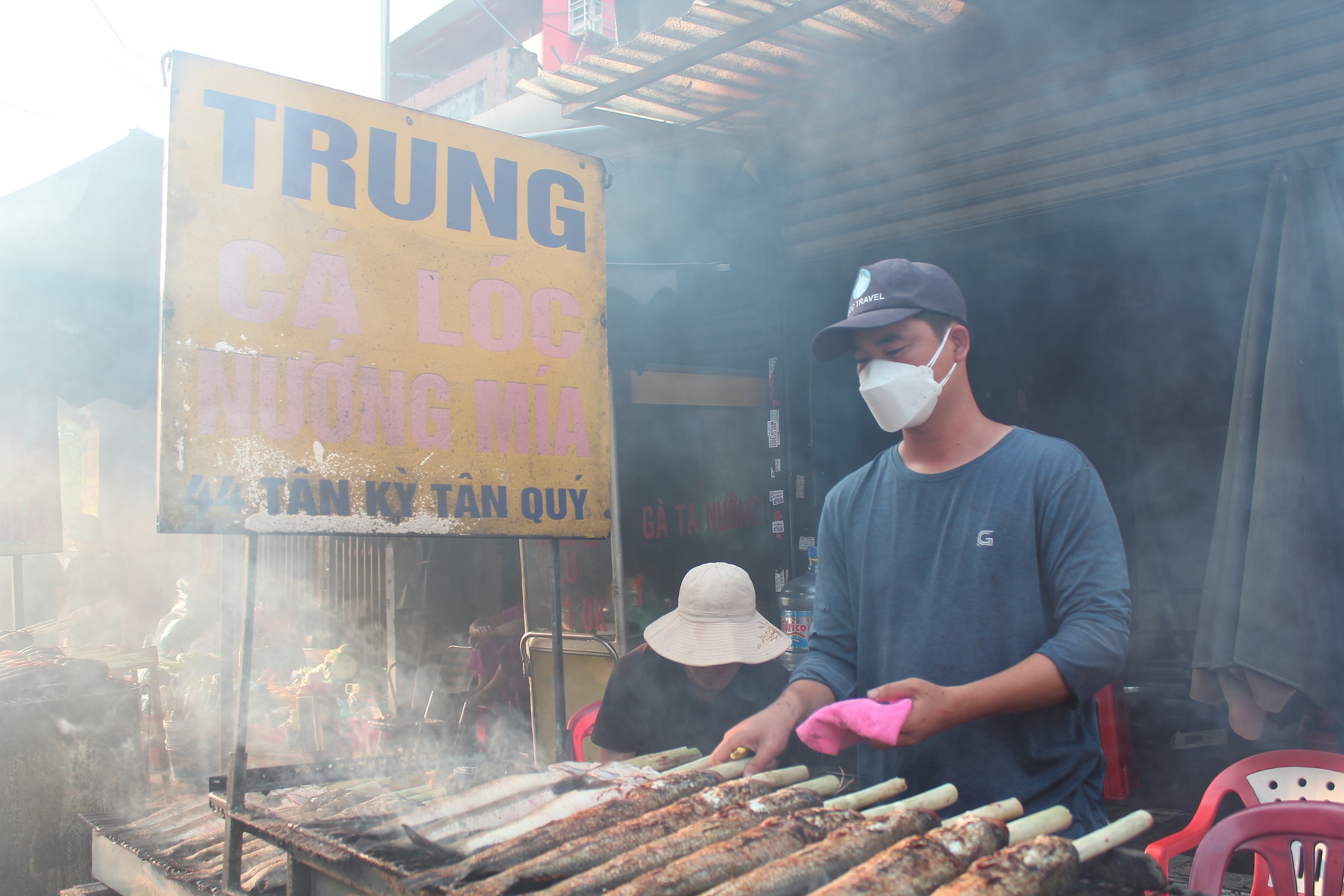 Trắng đêm nướng hàng tấn cá lóc để cúng ngày Thần tài - Ảnh 2.