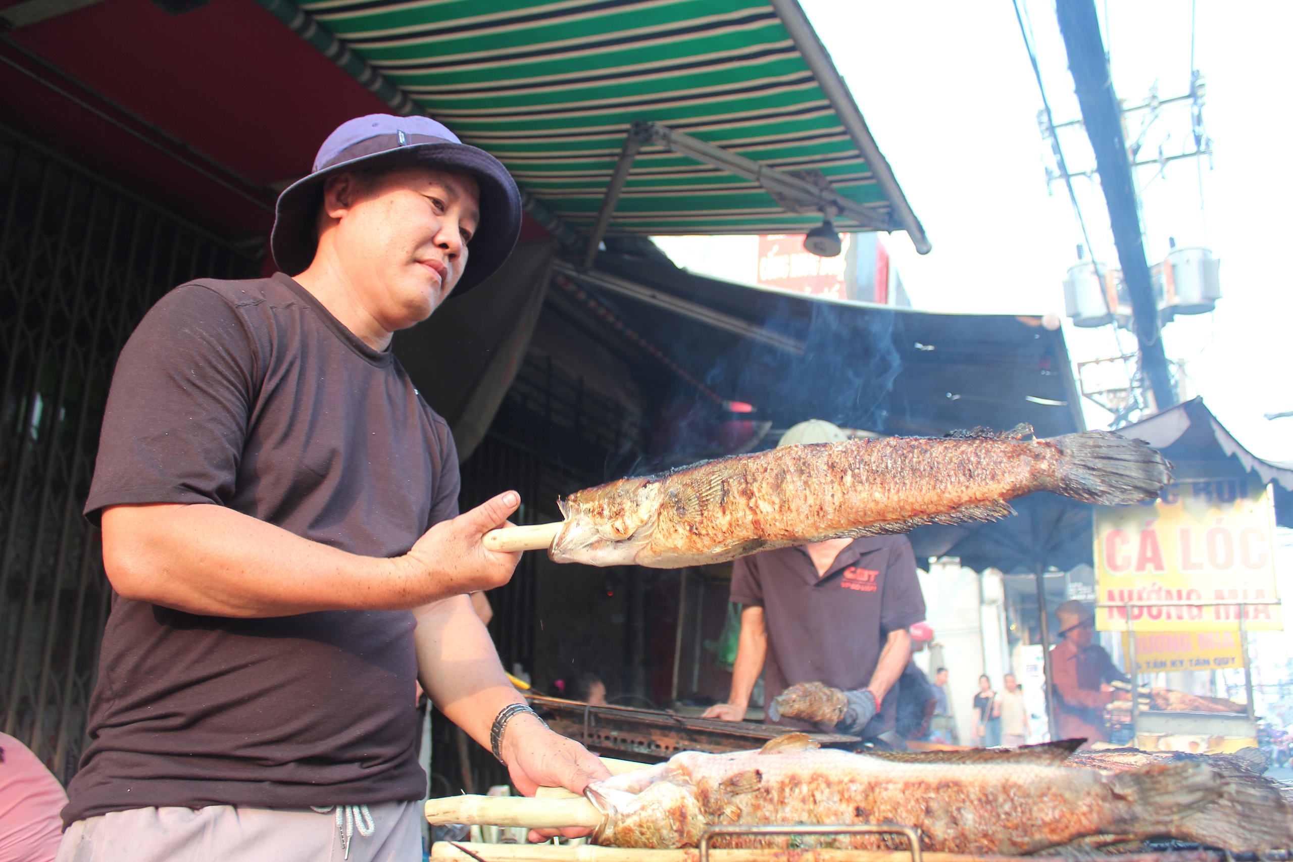 Trắng đêm nướng hàng tấn cá lóc để cúng ngày Thần tài - Ảnh 7.