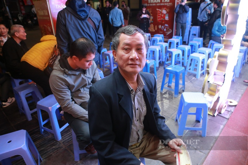 Người 15 năm xếp hàng mua vàng ngày vía Thần Tài: Năm nào tôi cũng mua vàng để cầu may, không quan tâm lãi lỗ- Ảnh 2.