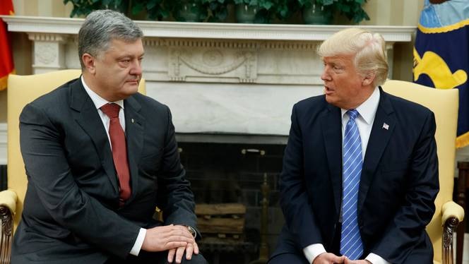 Cựu Tổng thống Ukraine Poroshenko tuyên bố bất ngờ về sự quyết đoán của ông Trump - Ảnh 1.