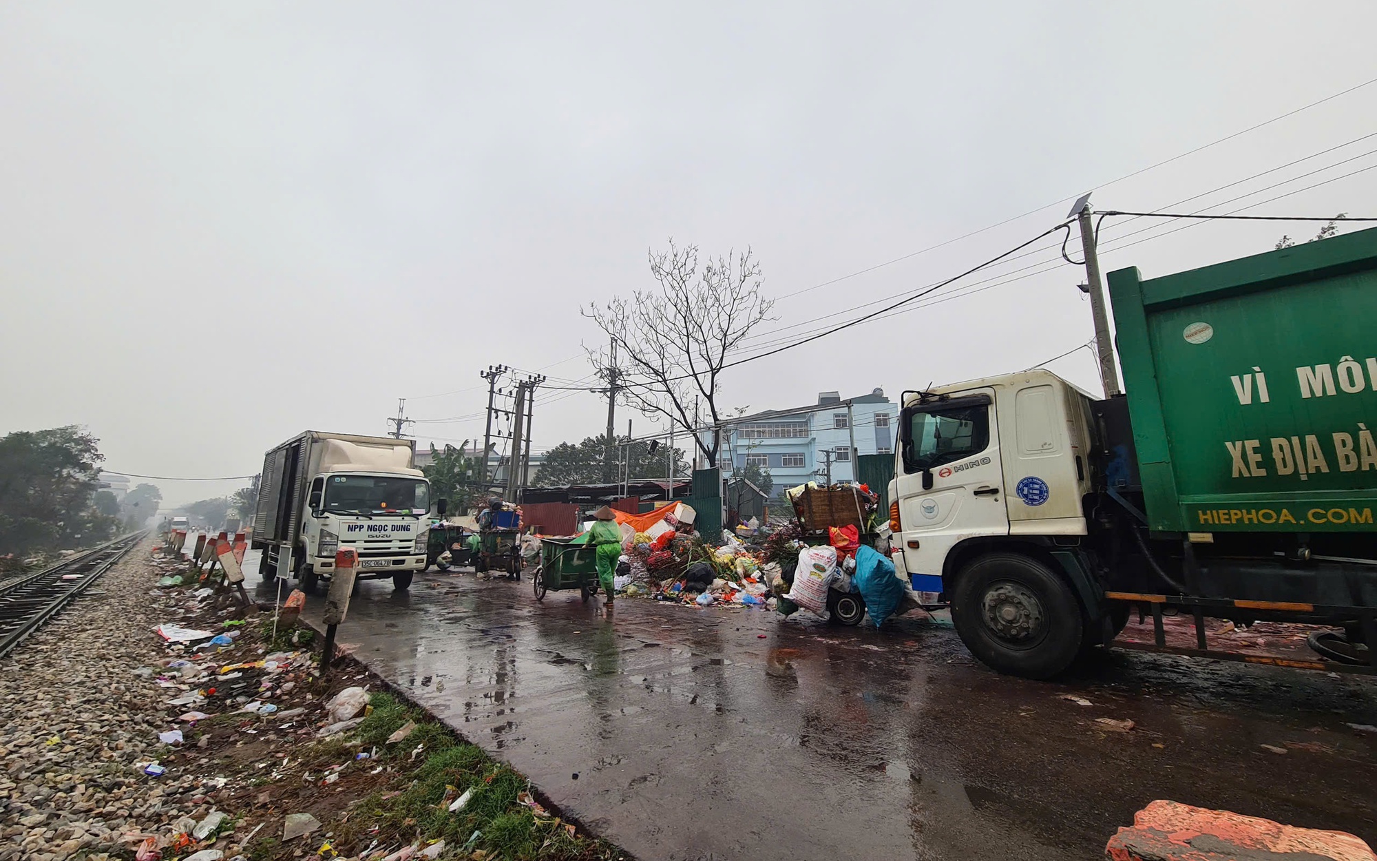 Sau nhiều ngày núi kẹo hết đát bị đổ trộm tại bãi rác ở Hà Nội giờ ra sao? - Ảnh 3.
