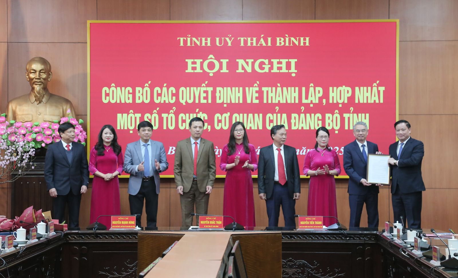 Thái Bình hợp nhất 2 ban Đảng, kết thúc hoạt động Ban Bảo vệ chăm sóc sức khỏe cán bộ- Ảnh 2.