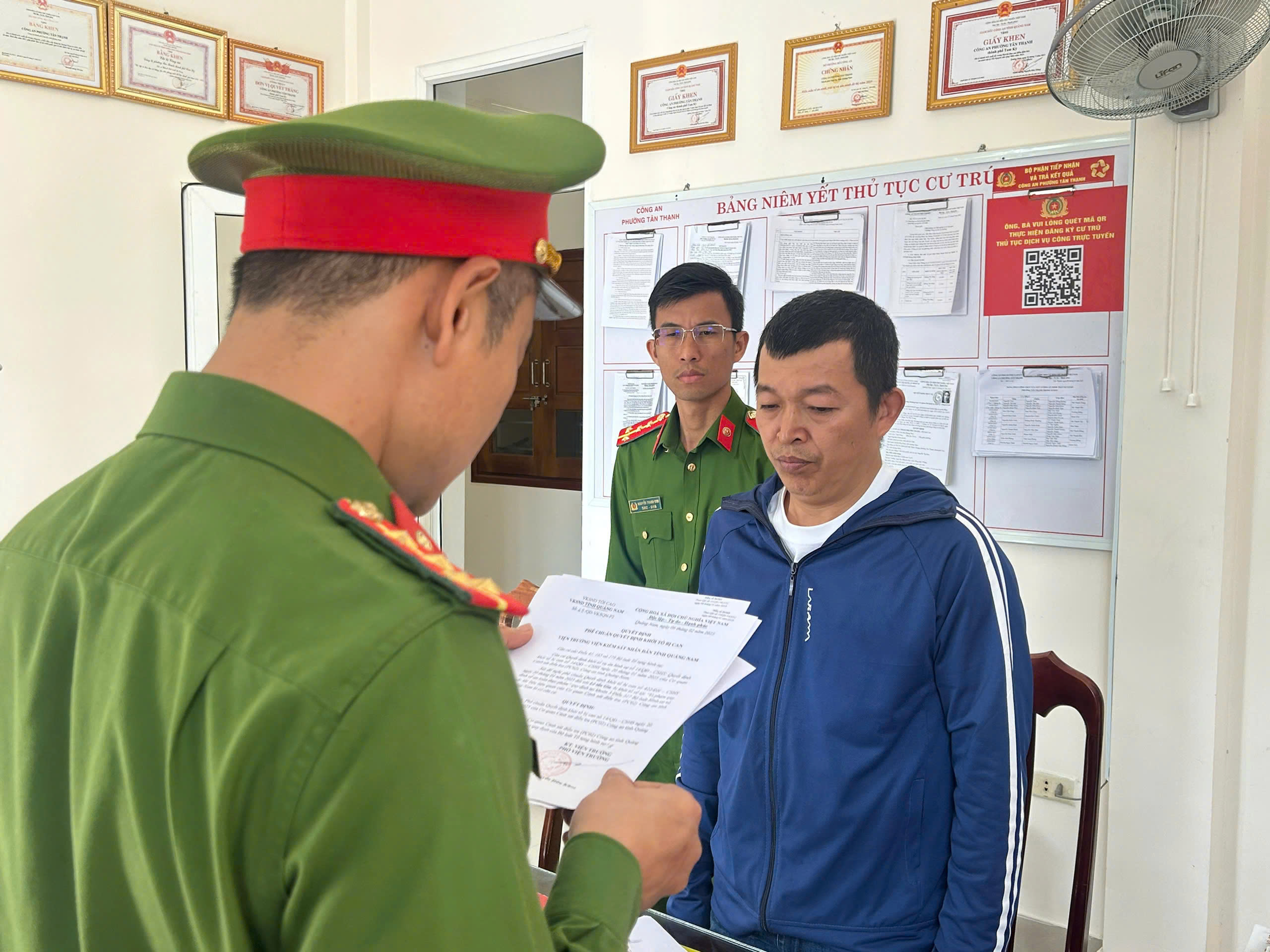 Bắt nhân viên pha chế dùng cồn y tế 70 độ pha rượu làm 2 người nước ngoài uống bị tử vong