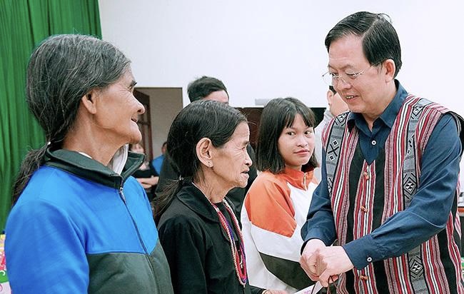 Bí thư, Chủ tịch Bình Định cùng hộ nghèo, người có công "đặt" viên gạch đầu tiên xây ngôi nhà mới- Ảnh 1.