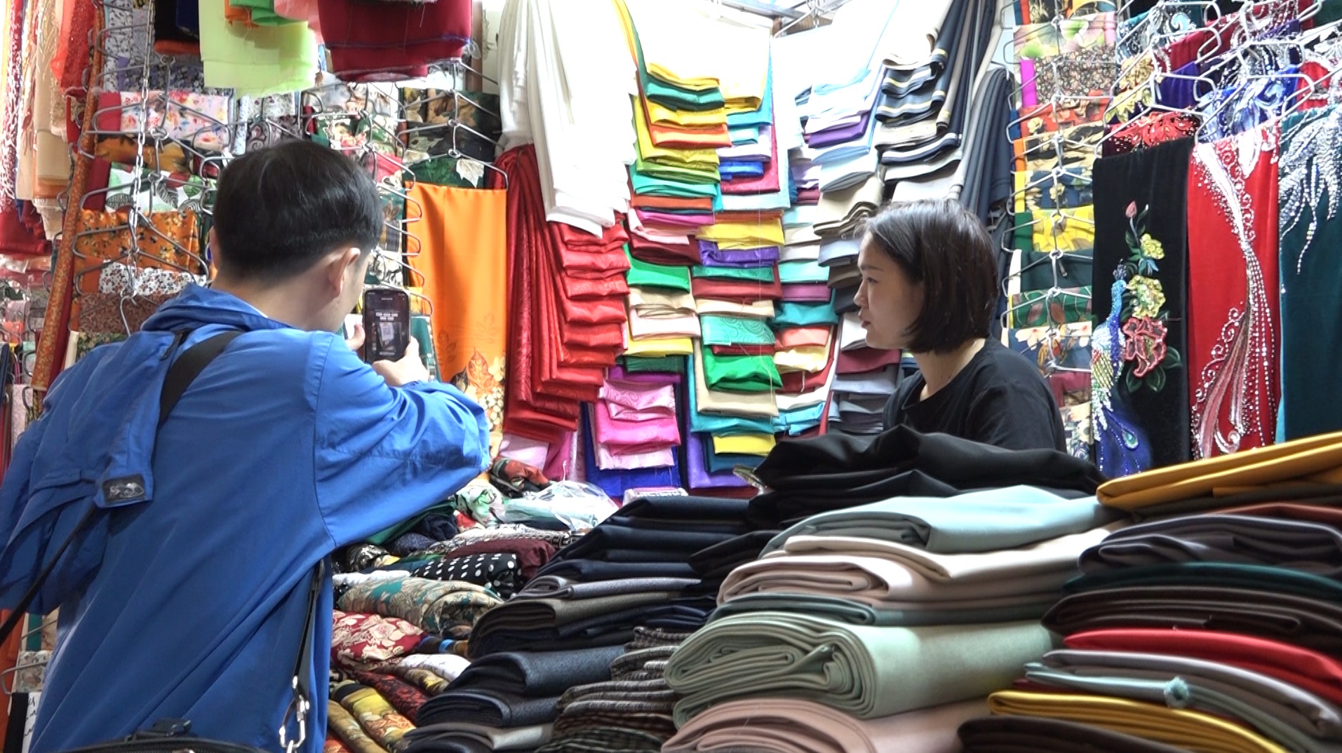 Ở chợ nổi tiếng này, người dân không cần phải mang tiền mặt mà vẫn thoải mái mua sắm - Ảnh 2.