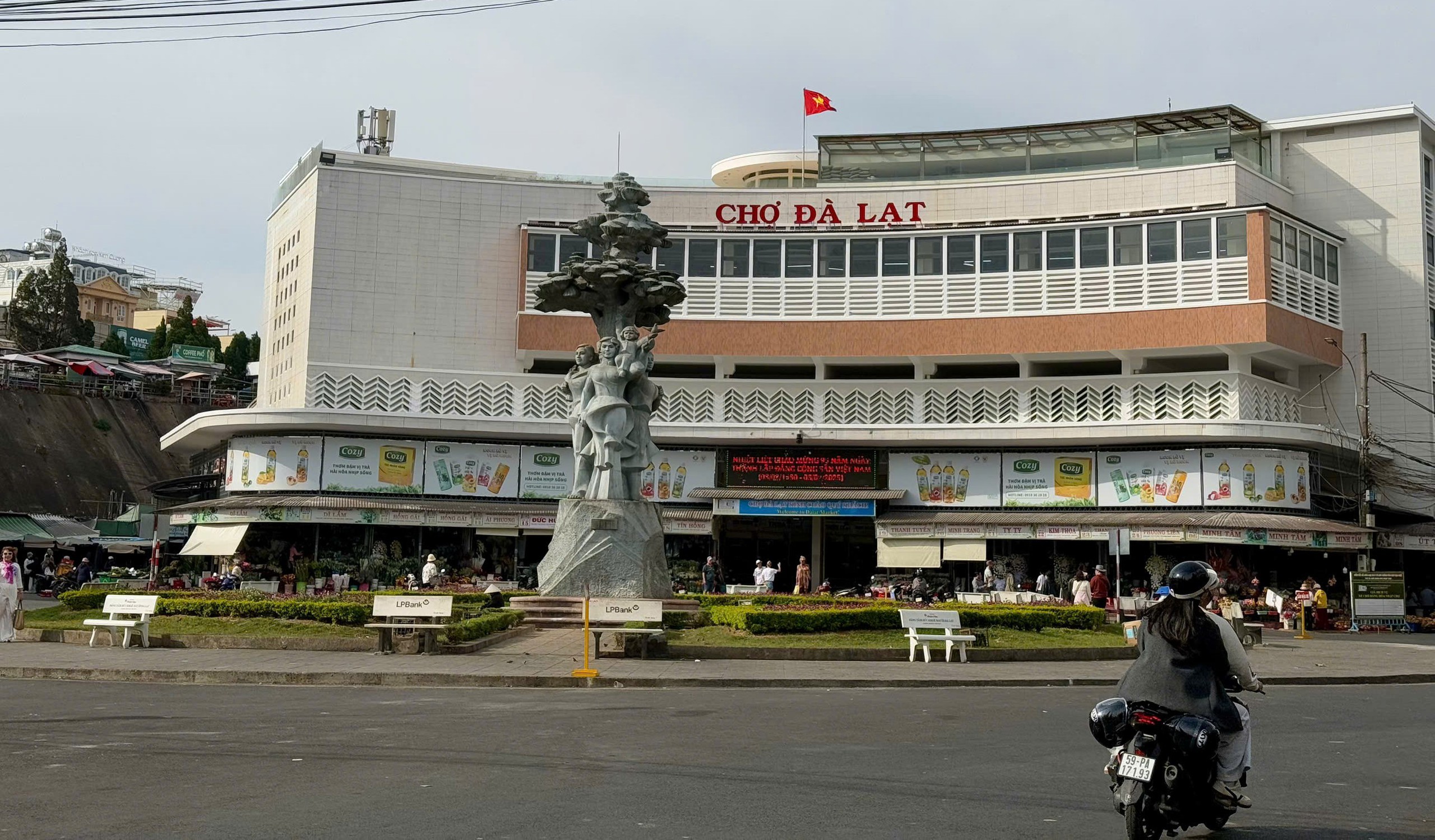Ở chợ nổi tiếng này, người dân không cần phải mang tiền mặt mà vẫn thoải mái mua sắm - Ảnh 1.