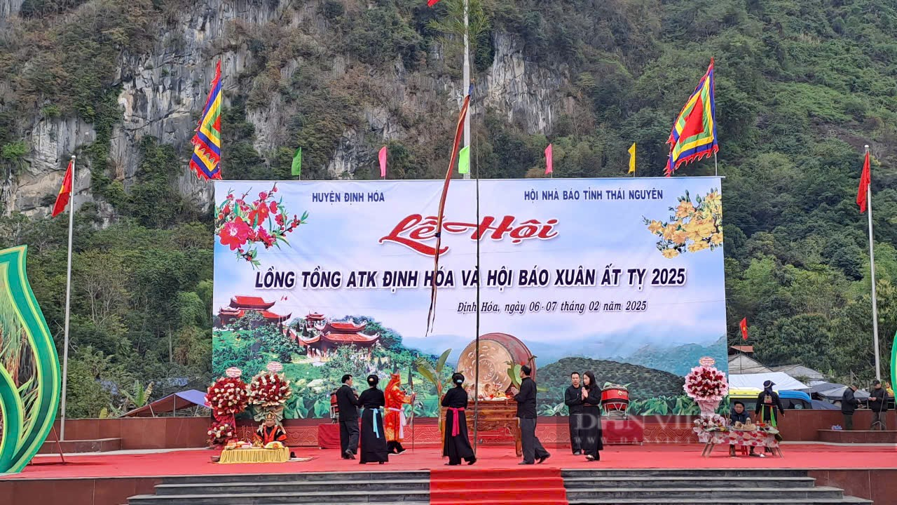 Thái Nguyên: Hàng vạn người dân đổ về Lễ hội Lồng Tồng ATK Định Hoá và khai Hội Báo Xuân 2025- Ảnh 1.