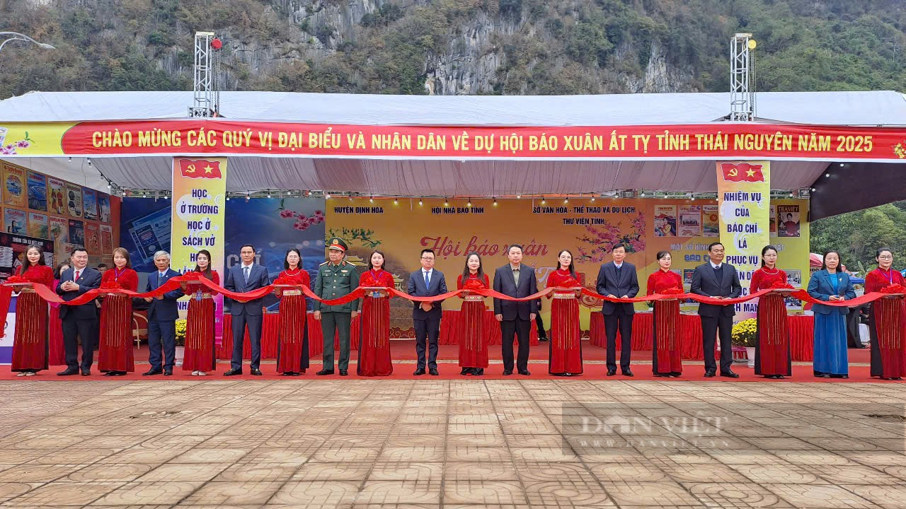 Thái Nguyên: Hàng vạn người dân đổ về Lễ hội Lồng Tồng ATK Định Hoá và khai Hội Báo Xuân 2025- Ảnh 5.