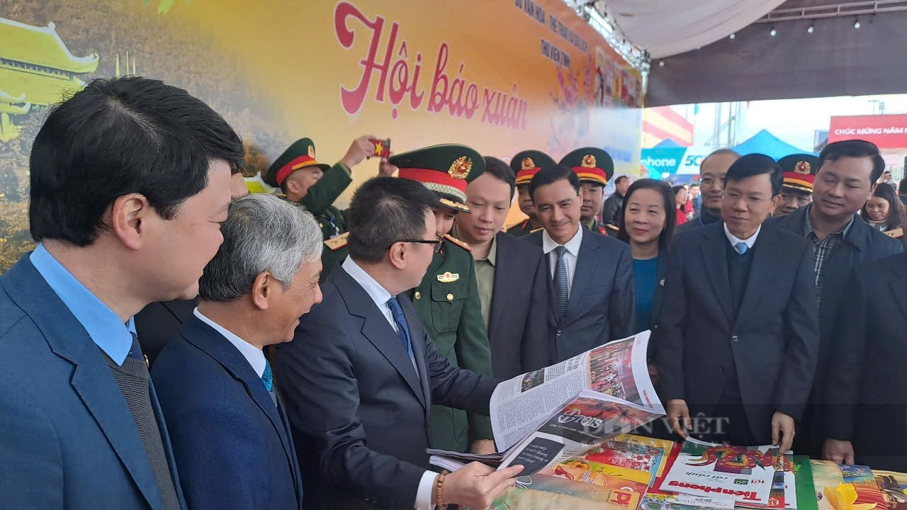 Thái Nguyên: Hàng vạn người dân đổ về Lễ hội Lồng Tồng ATK Định Hoá và khai Hội Báo Xuân 2025- Ảnh 6.