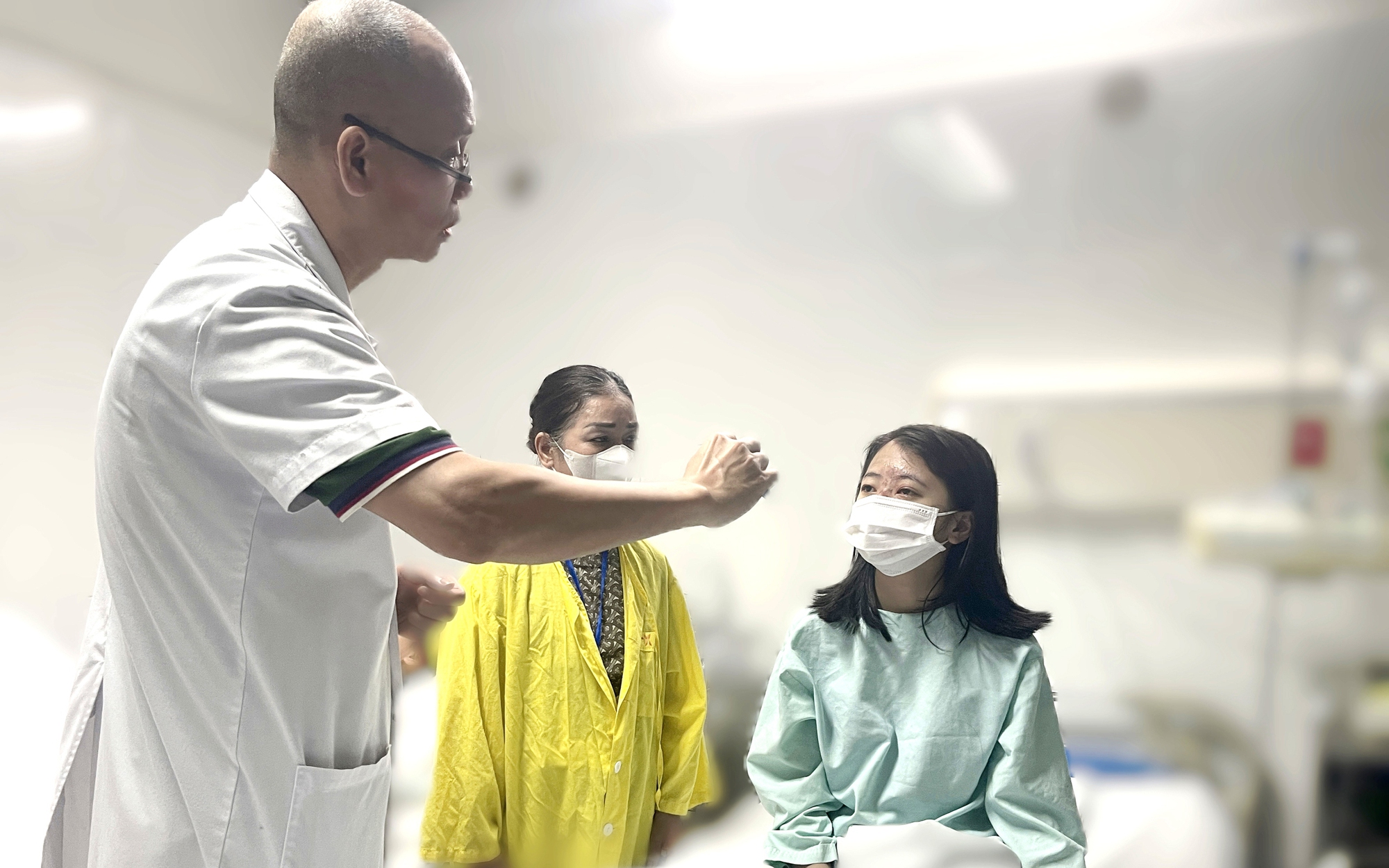 Từ vụ cô gái 29 tuổi mù mắt vĩnh viễn sau khi tiêm filler tại nhà: Vì sao dễ biến chứng vùng mắt, gây mù?- Ảnh 3.
