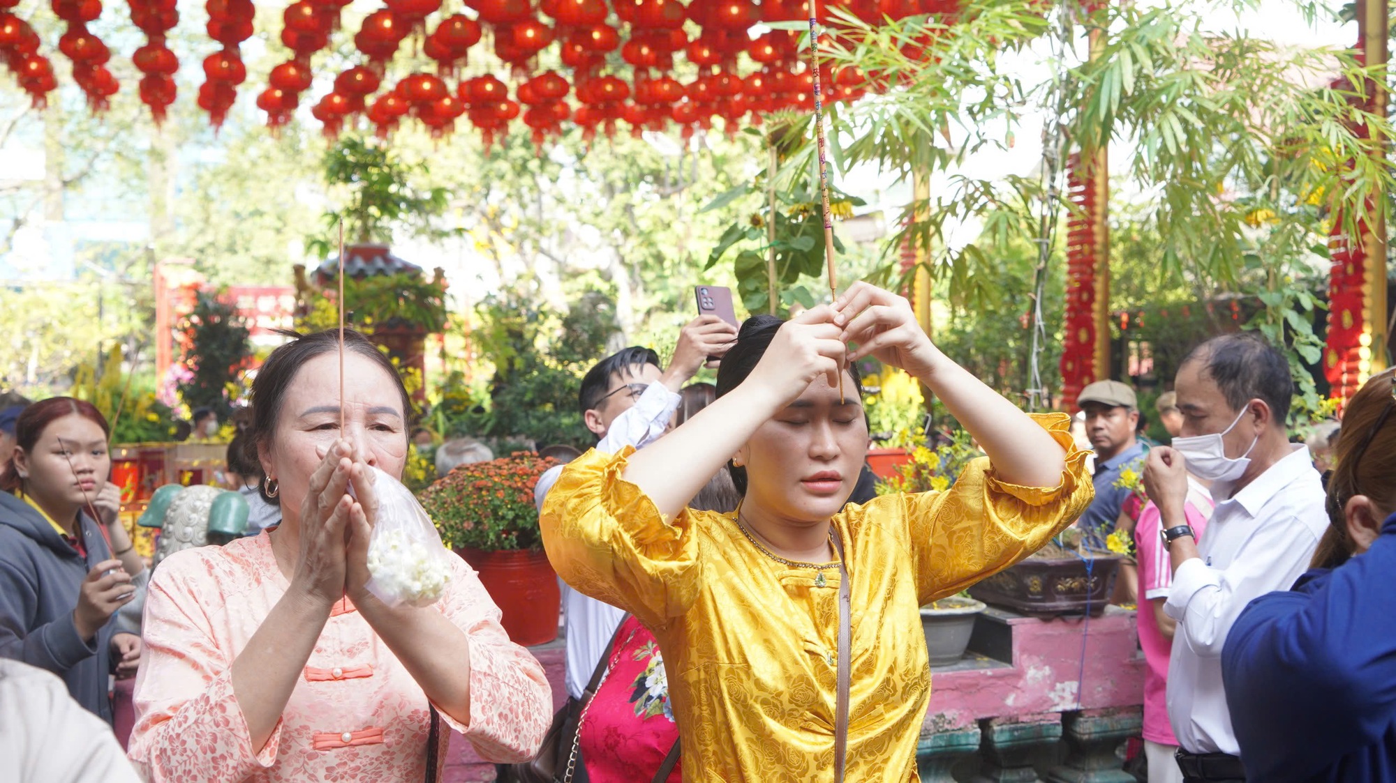 Khách Tây “sốc” khi người Việt chen chúc khấn vái ở chùa ngày đầu năm- Ảnh 9.