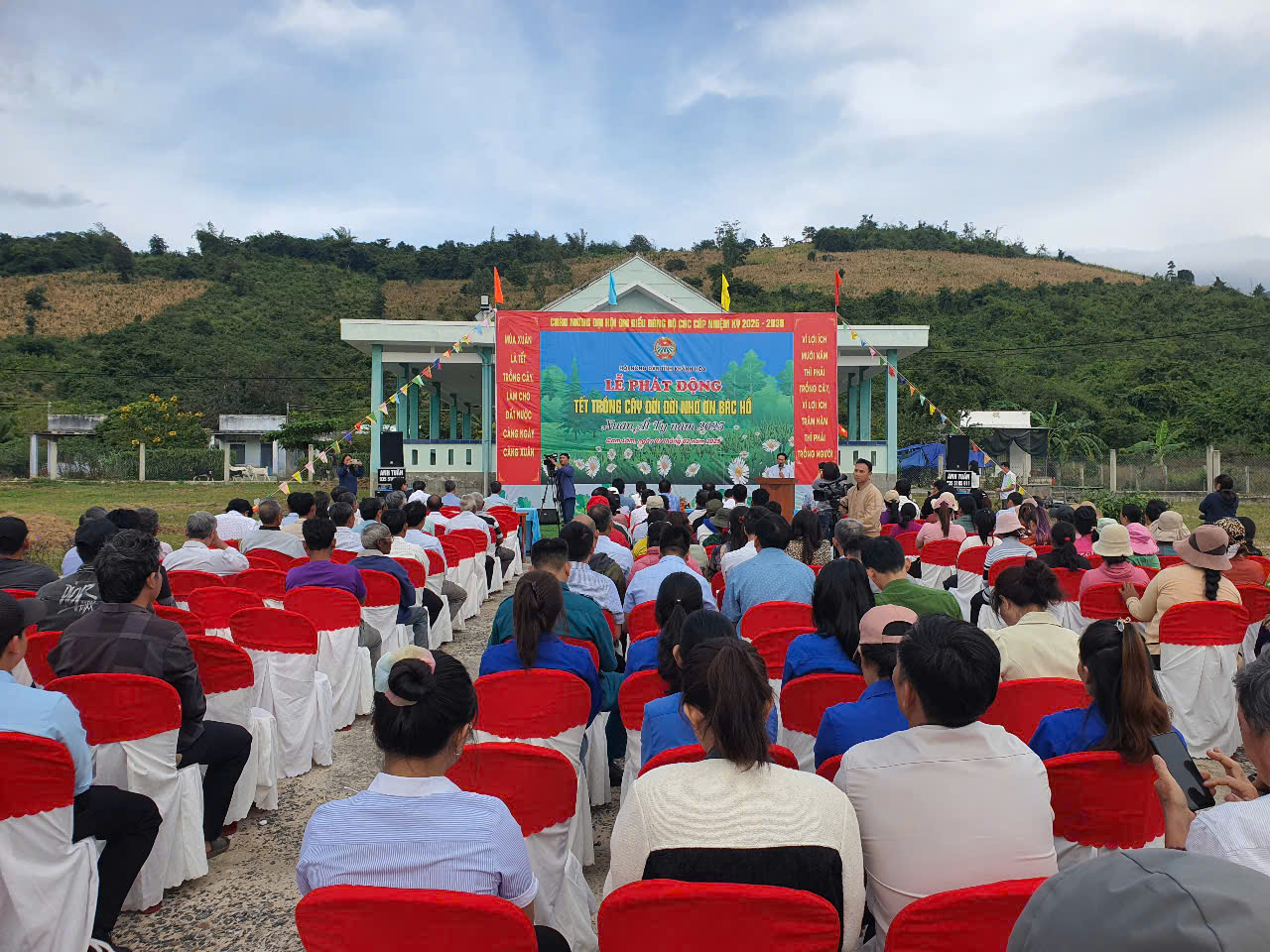  Cán bộ, hội viên nông dân Khánh Hòa trồng 200 cây xanh tại Cam Lâm- Ảnh 4.