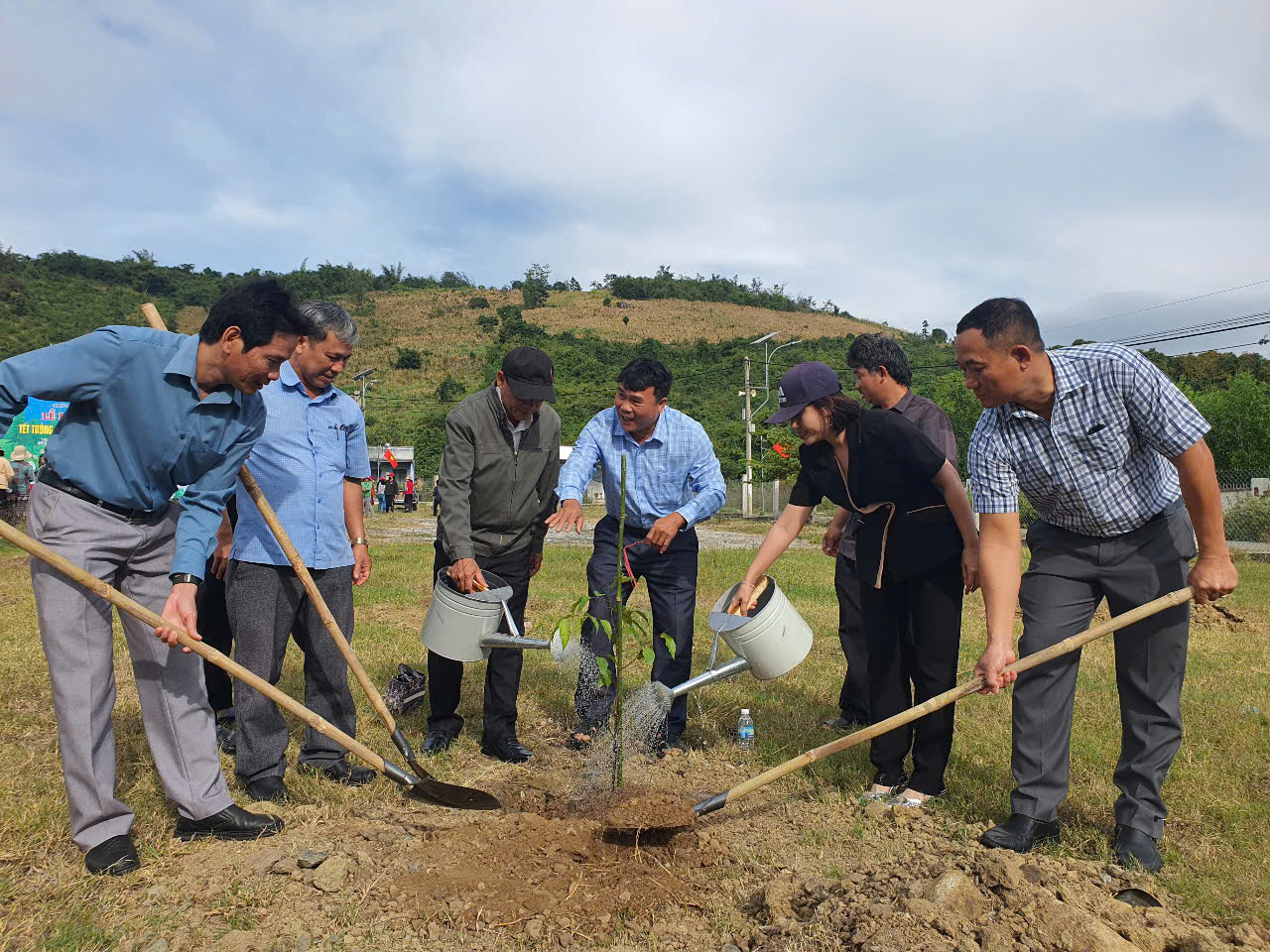  Cán bộ, hội viên nông dân Khánh Hòa trồng 200 cây xanh tại Cam Lâm- Ảnh 2.