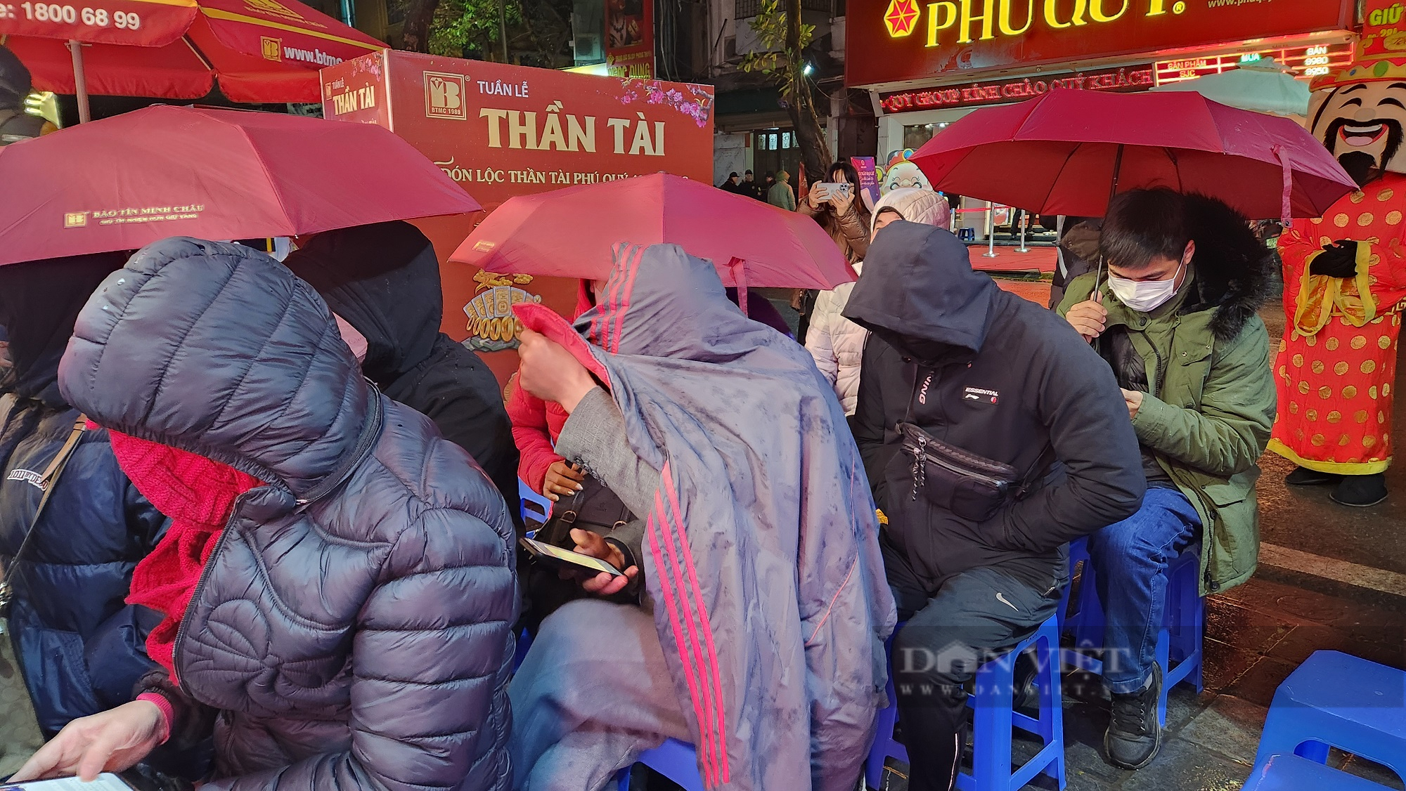 Ngày vía Thần tài 2025: Mưa rét không ngăn được người dân xếp hàng từ 3 giờ sáng mua vàng - Ảnh 3.