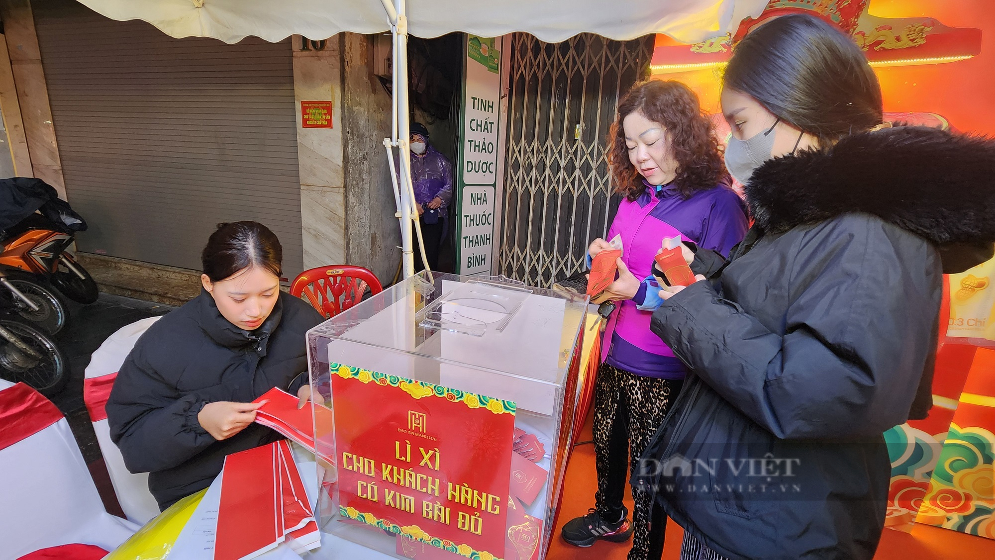 Ngày vía Thần tài 2025: Mưa rét không ngăn được người dân xếp hàng từ 3 giờ sáng mua vàng - Ảnh 9.