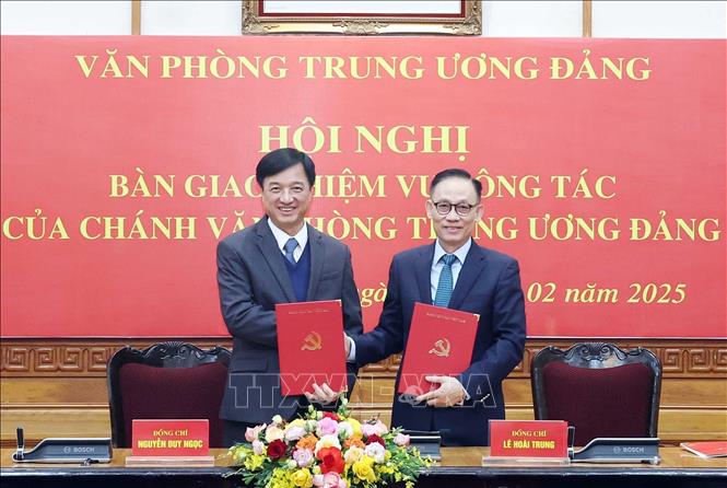 Ông Nguyễn Duy Ngọc bàn giao nhiệm vụ Chánh Văn phòng Trung ương Đảng - Ảnh 2.