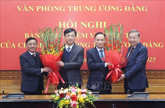 Ông Nguyễn Duy Ngọc bàn giao nhiệm vụ Chánh Văn phòng Trung ương Đảng - Ảnh 1.
