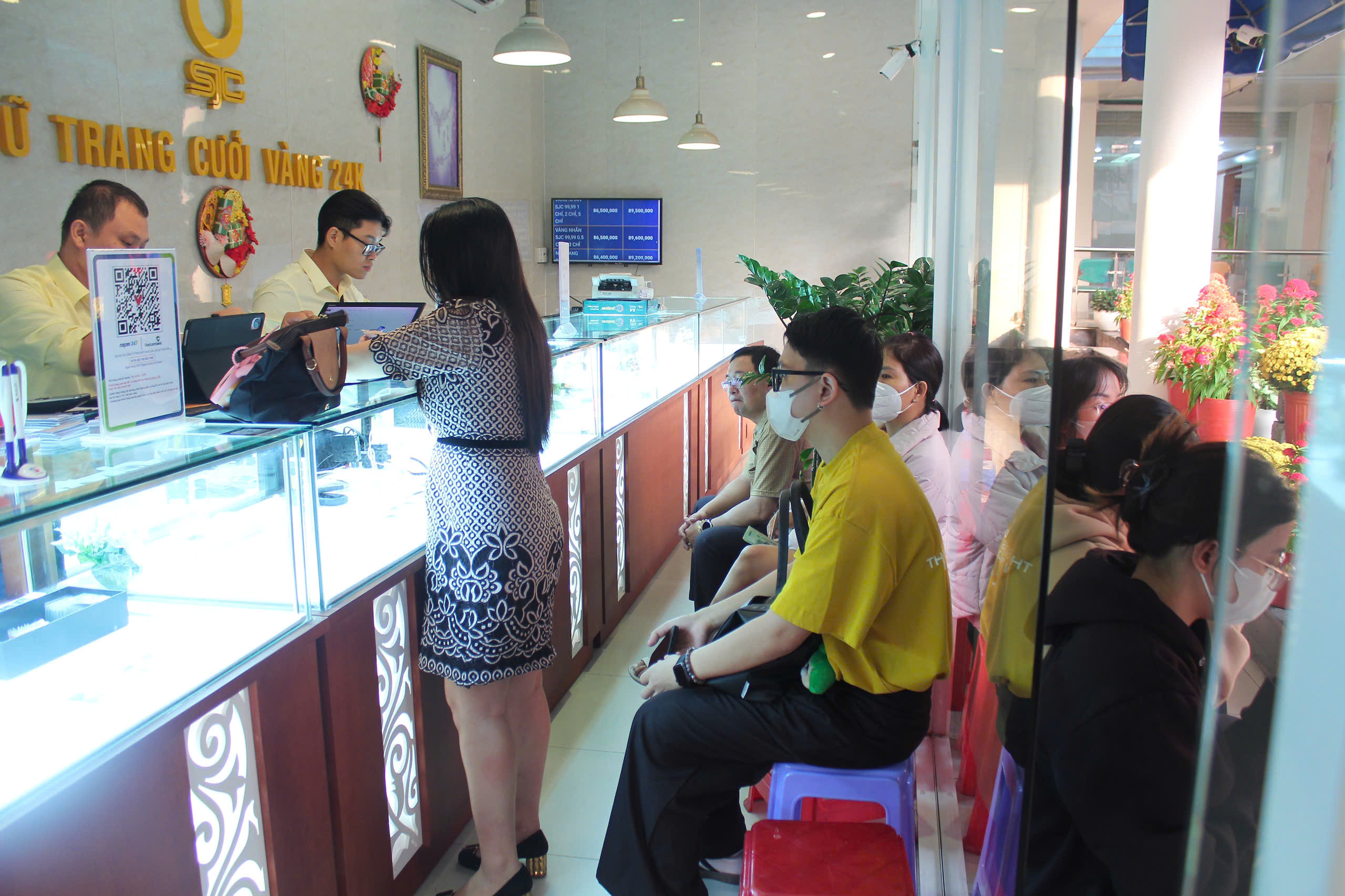 Người dân TP.HCM xếp hàng, rốp rẻng xuống tiền mua vàng ngày Thần tài - Ảnh 2.