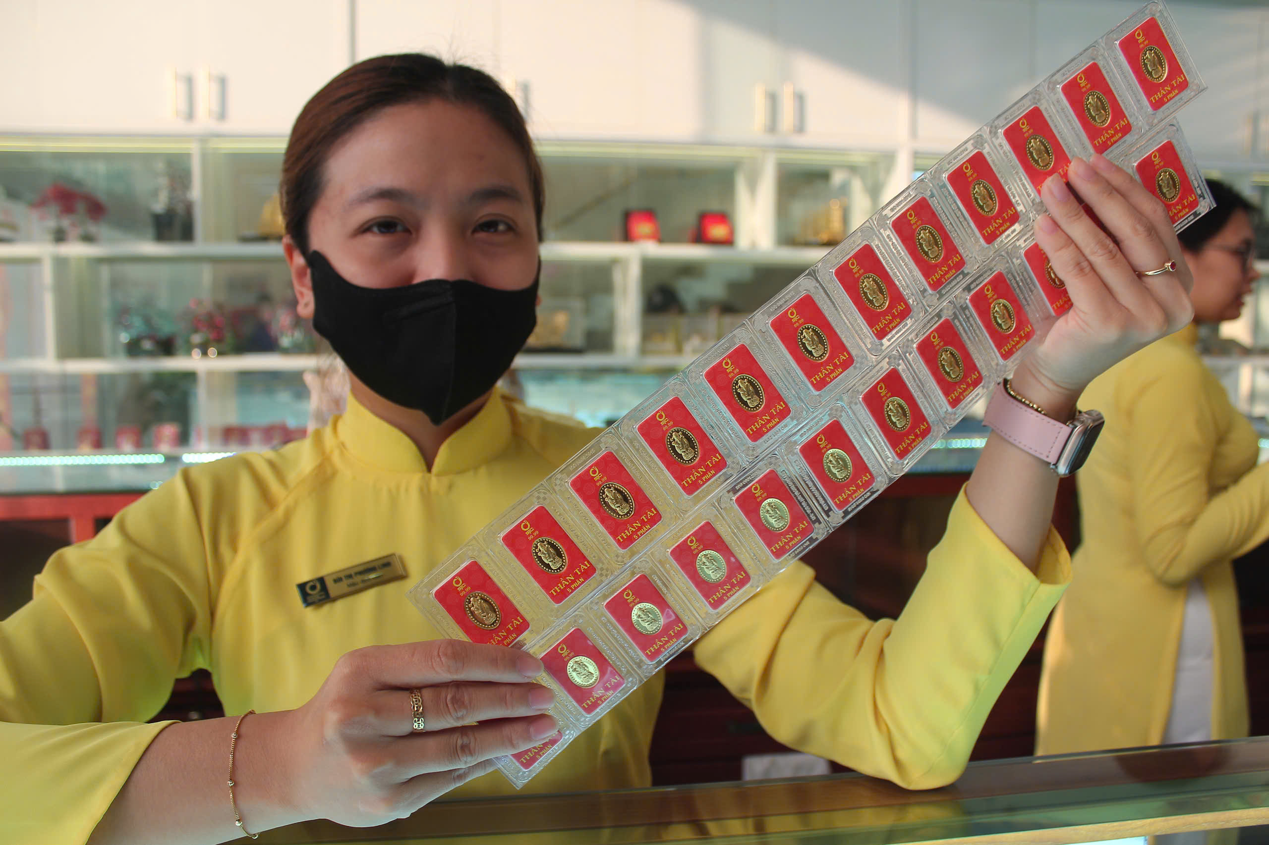 Người dân TP.HCM xếp hàng, rốp rẻng xuống tiền mua vàng ngày Thần tài - Ảnh 5.