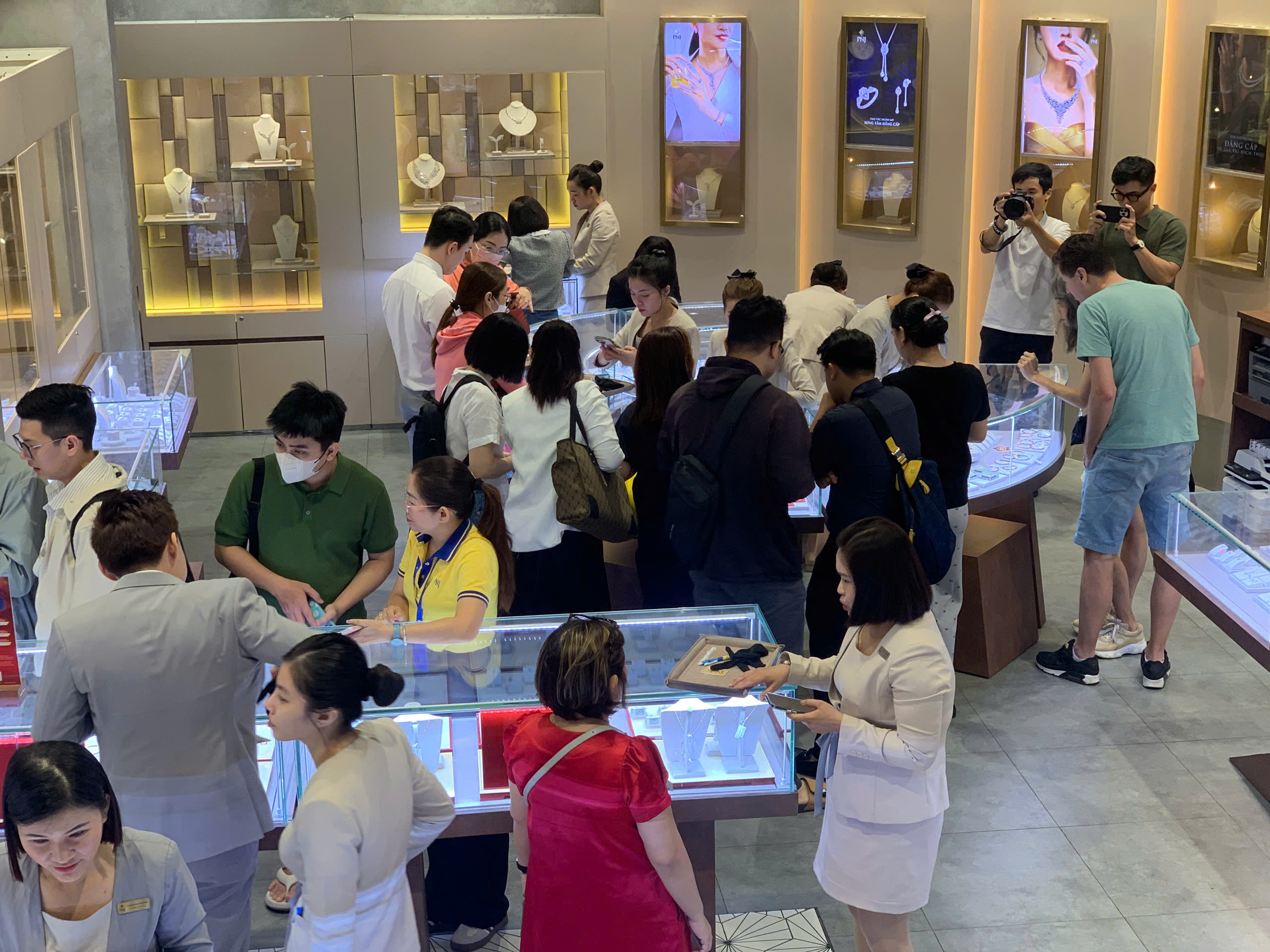 Người dân TP.HCM xếp hàng, rốp rẻng xuống tiền mua vàng ngày Thần tài - Ảnh 6.