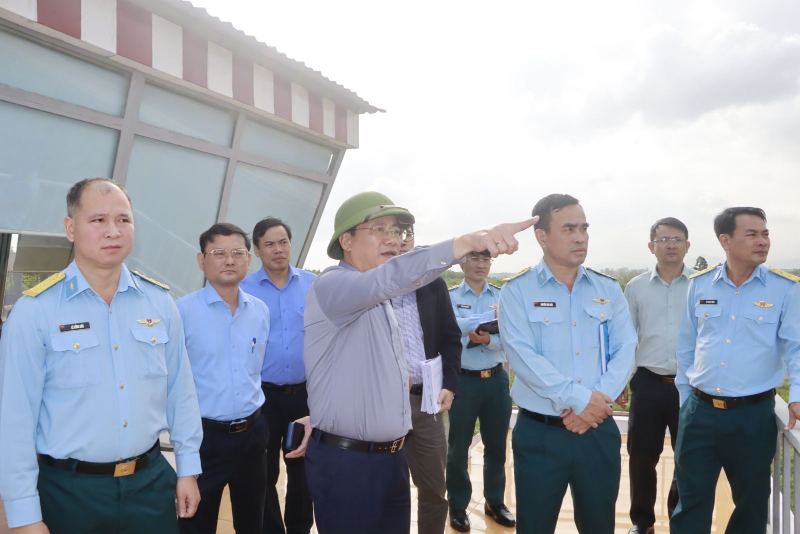 Chủ tịch Bình Định đi "thị sát", ấn định khởi công dự án mở rộng sân bay hơn 3.200 tỷ đồng- Ảnh 1.