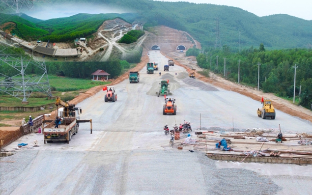 Sau sự cố bong bật khe co giãn trên cao tốc, Bộ trưởng Trần Hồng Minh chỉ đạo "nóng" - Ảnh 2.