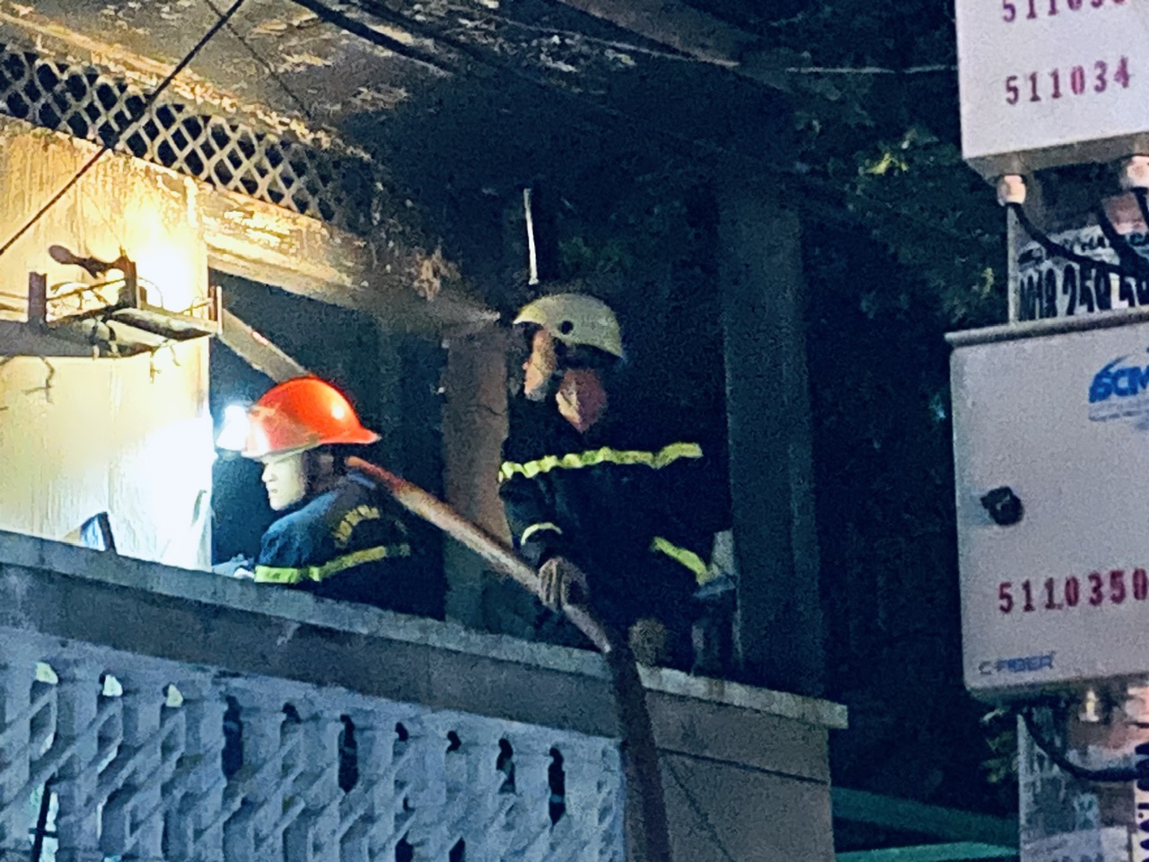 Cháy nhà trong hẻm nhỏ tại quận 6, hai người may mắn thoát nạn - Ảnh 2.