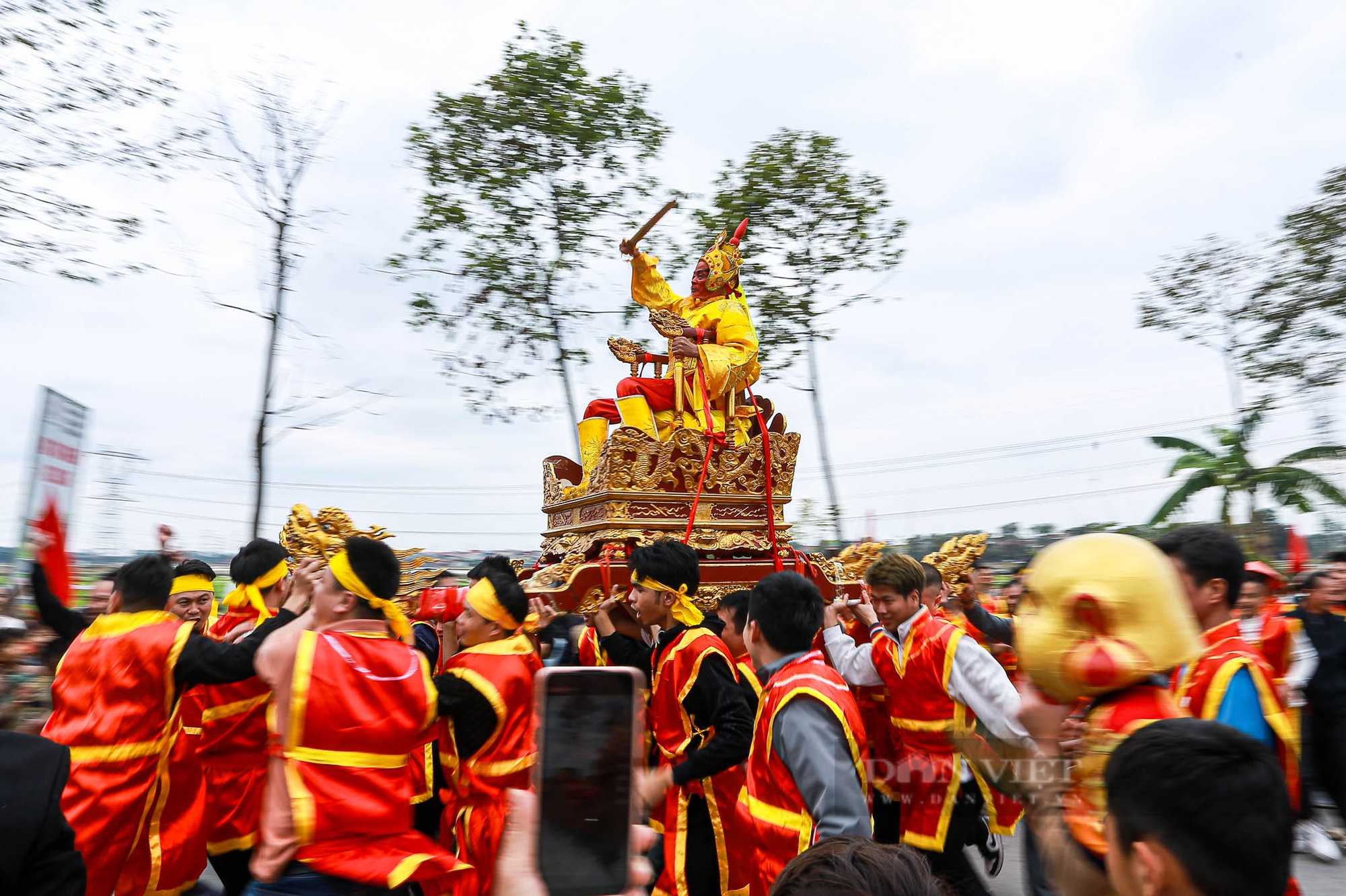 “Vua, chúa sống” nhăn mặt khi ngồi trên kiệu rước tại lễ hội đền Sái- Ảnh 7.