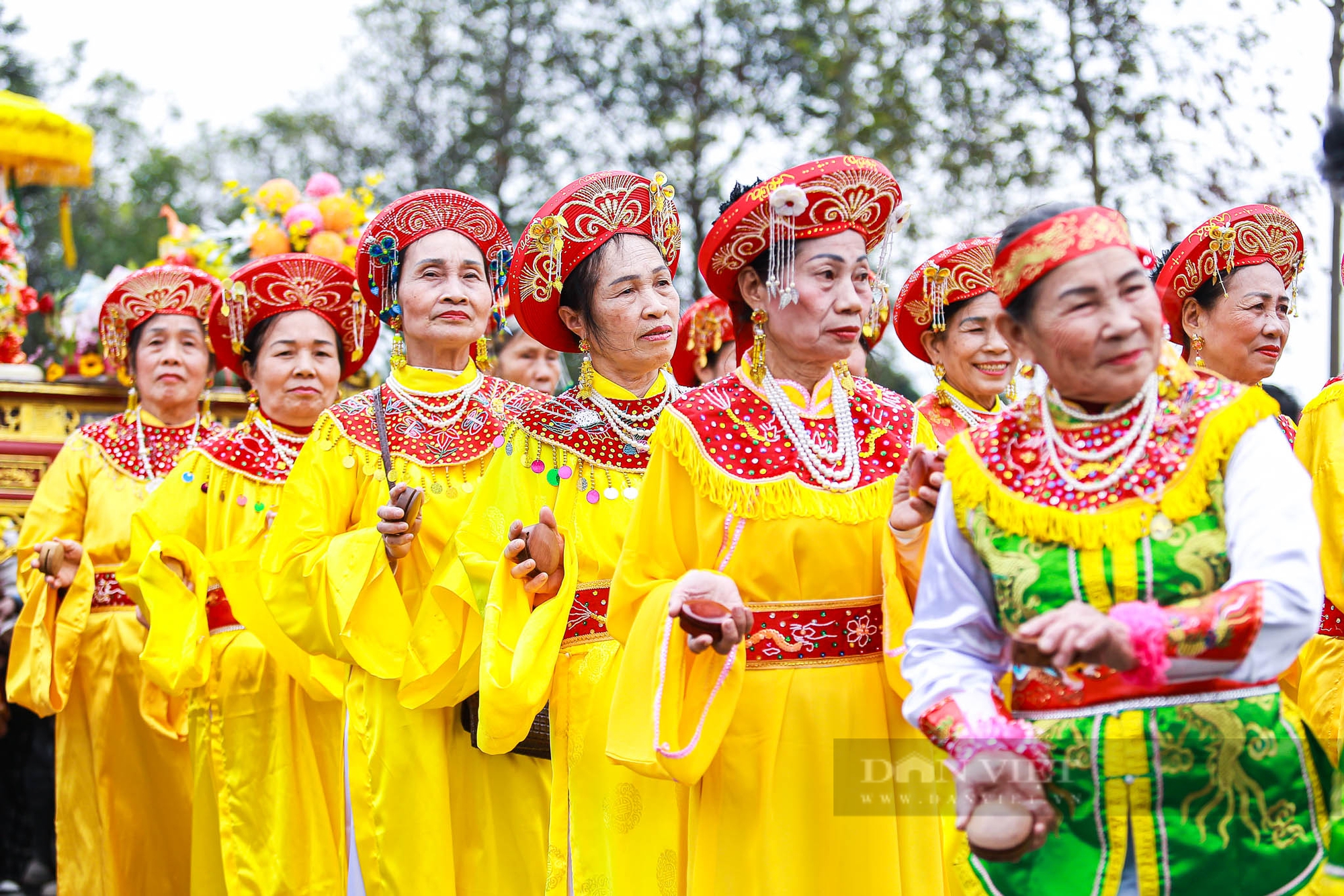 “Vua, chúa sống” nhăn mặt khi ngồi trên kiệu rước tại lễ hội đền Sái- Ảnh 11.