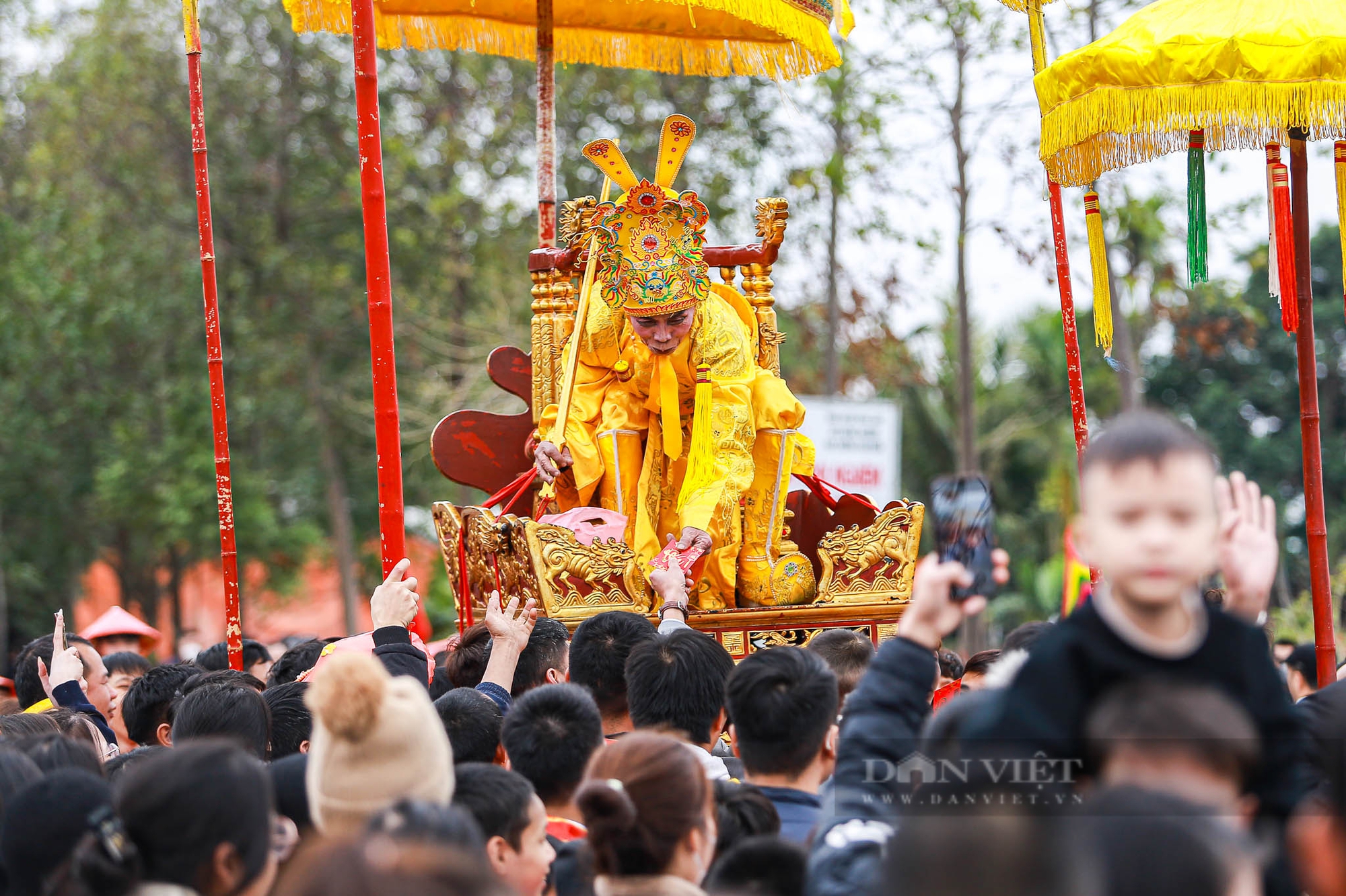 “Vua, chúa sống” nhăn mặt khi ngồi trên kiệu rước tại lễ hội đền Sái- Ảnh 9.