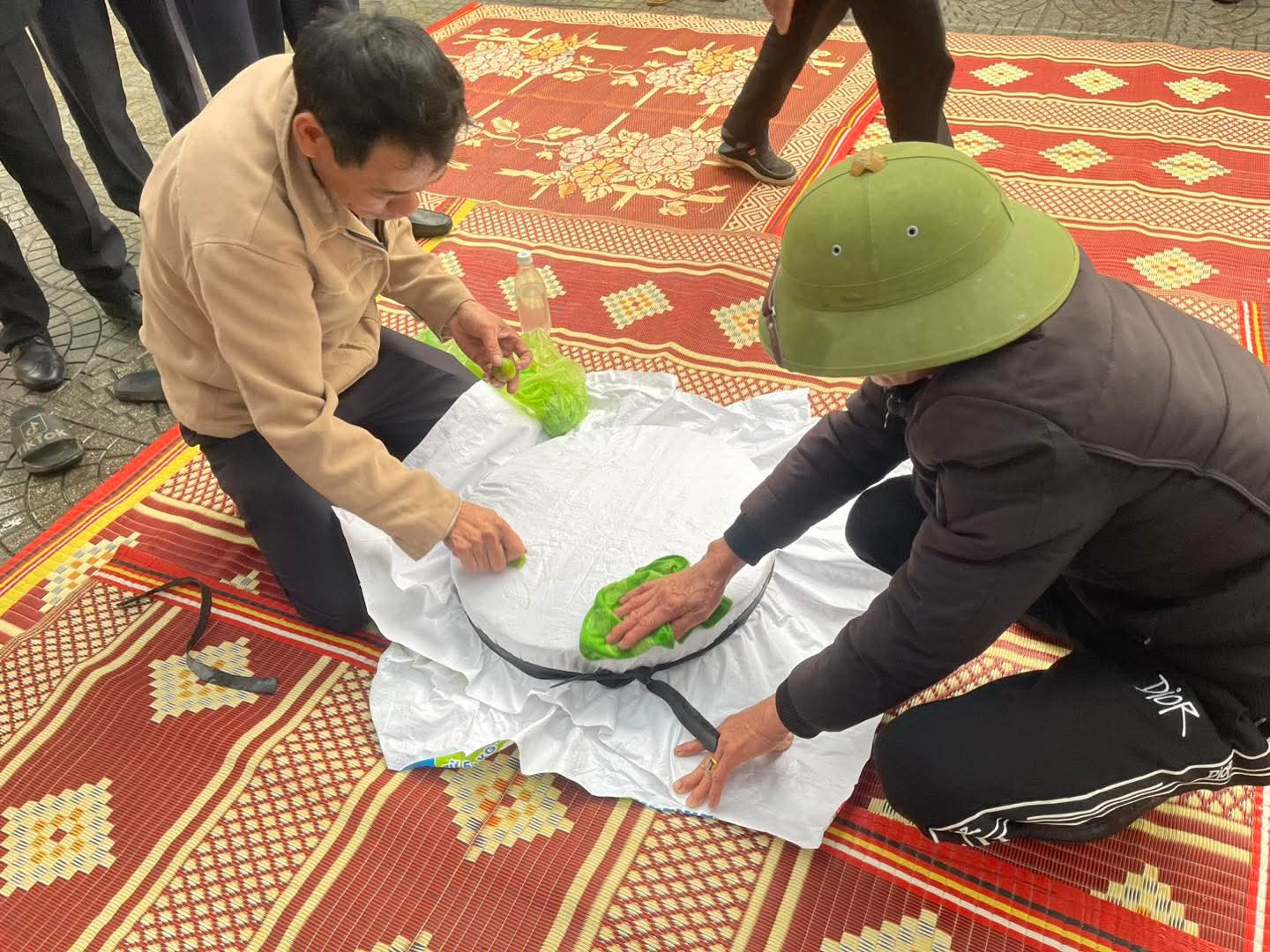 Độc lạ tục lệ giã bánh dày tế Thành Hoàng làng cầu an đầu năm mới ở Hải Phòng- Ảnh 4.