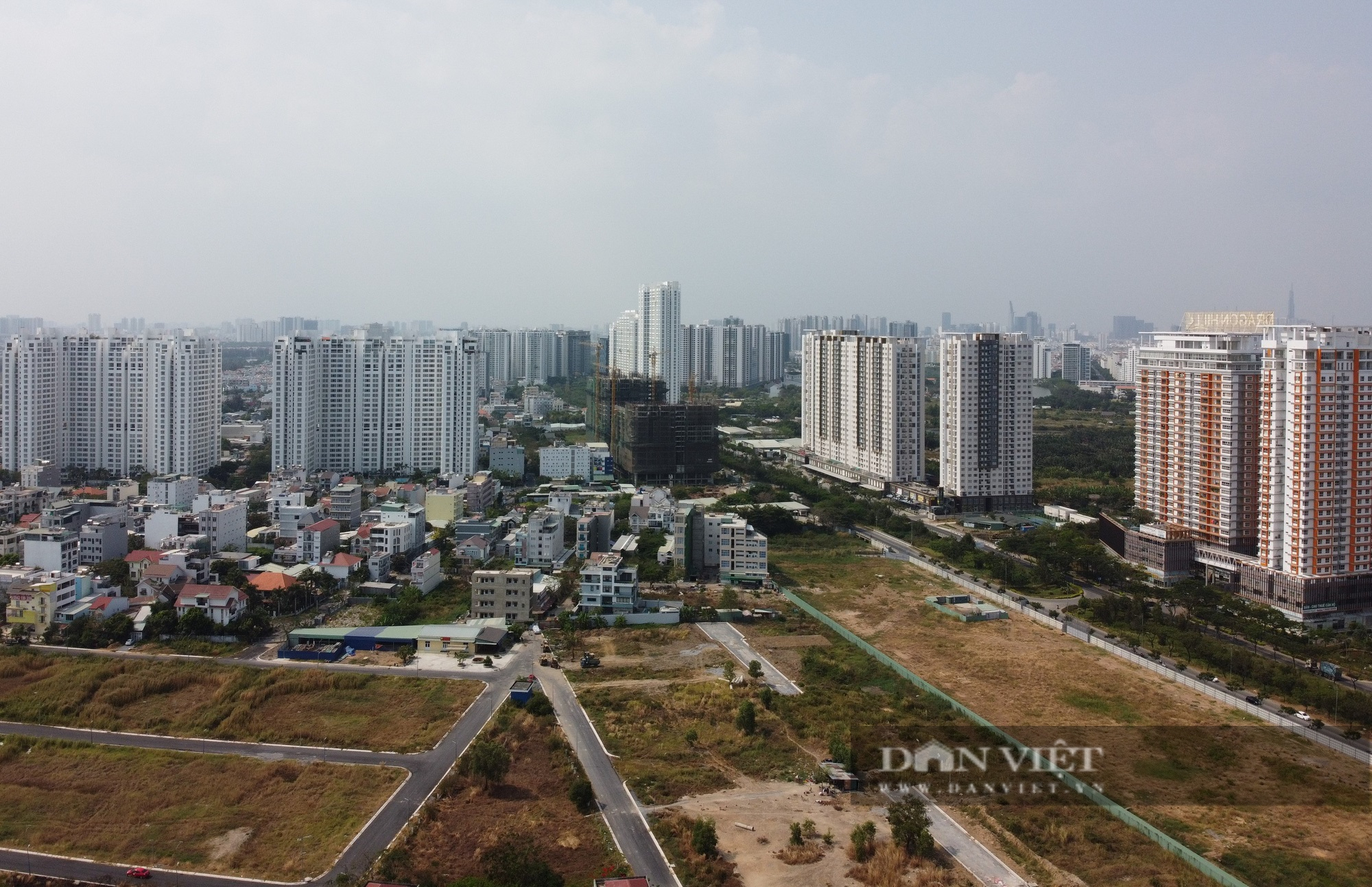 Chuyên gia phân tích khó khăn mà thị trường bất động sản 2025 đối mặt - Ảnh 1.