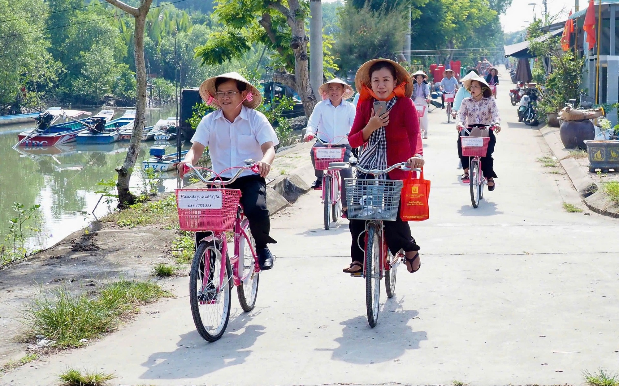 Lên núi trồng rừng gỗ quý, nuôi trâu, một nữ nông dân Hòa Bình khiến cả làng phục lăn - Ảnh 1.