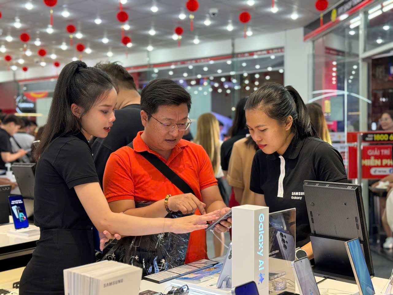 Đầu năm, đua săn điện thoại xịn, các nhà bán lẻ giao hàng mỏi tay- Ảnh 1.