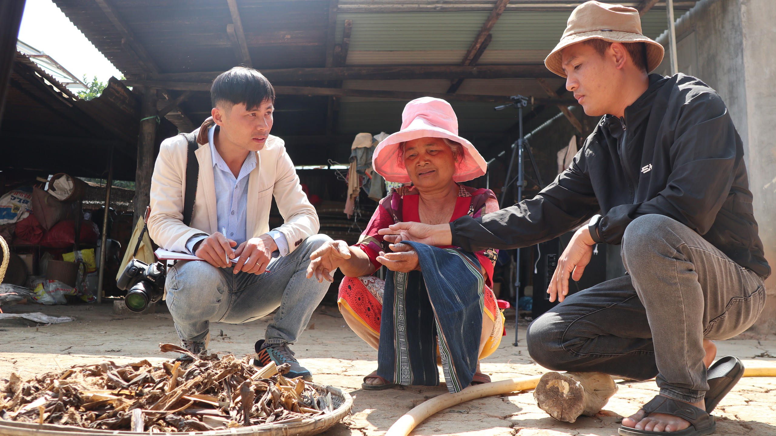 Đưa khách tham quan làng dệt thổ cẩm của người K’Ho, giữ được nghề lại có thêm thu nhập - Ảnh 2.