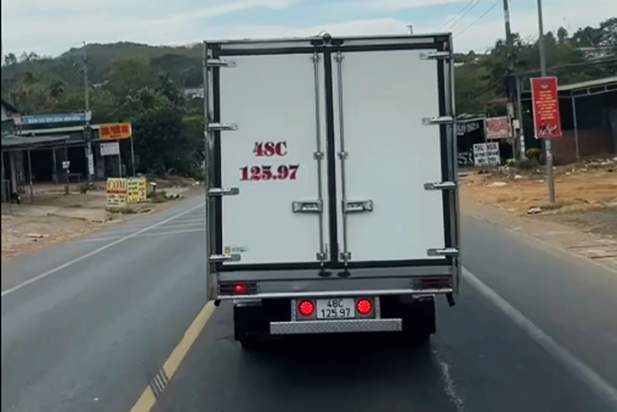 Xử phạt tài xế xe tải chạy "rùa bò", cố tình cản trở phương tiện khác trên đường Hồ Chí Minh- Ảnh 1.