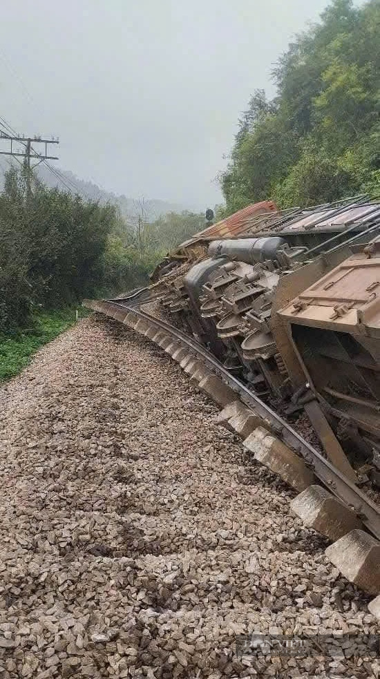 Hà Tĩnh: Tàu hàng trật bánh khỏi đường ray, nhiều toa hàng lật - Ảnh 2.