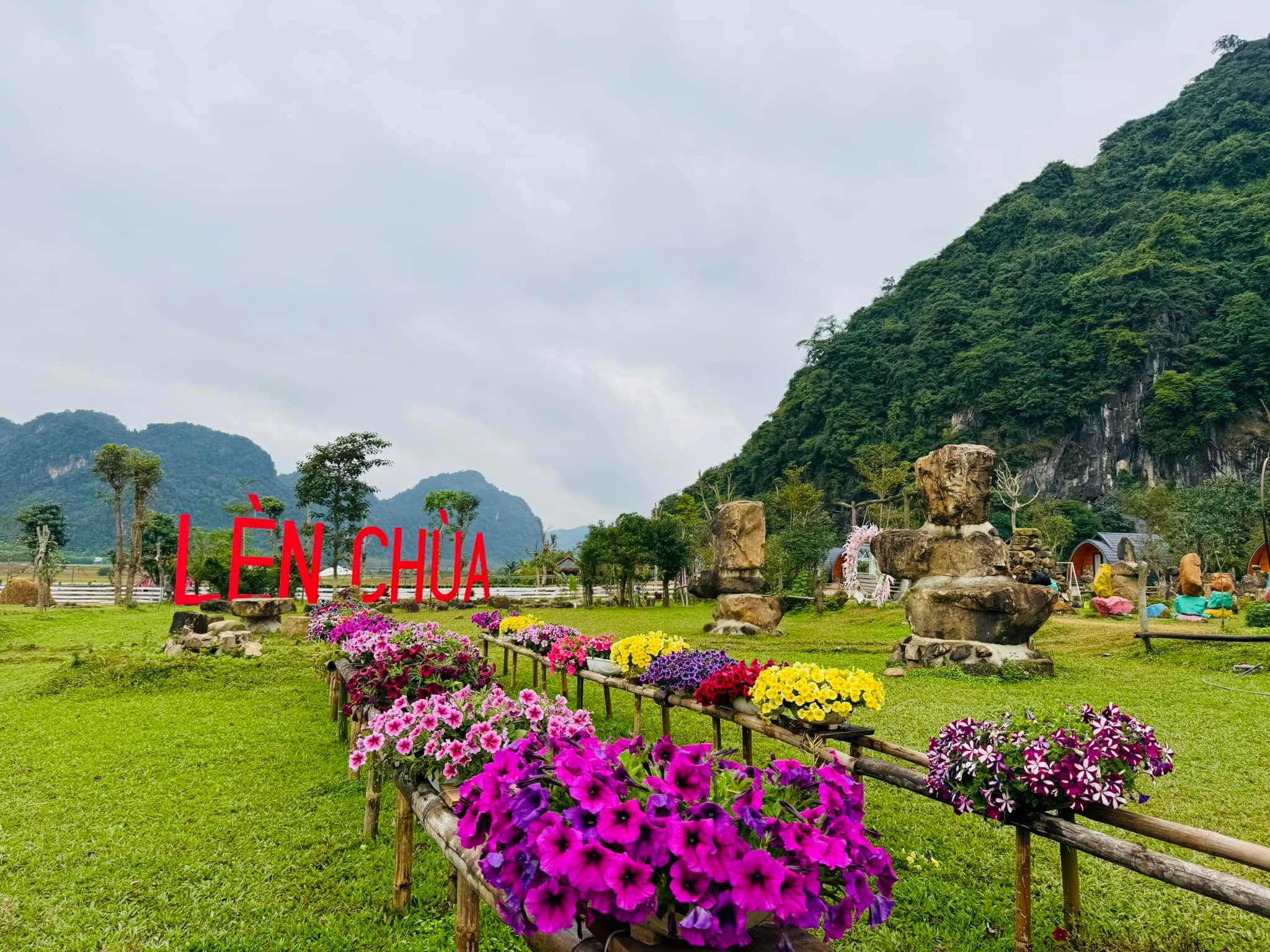 Quảng Bình: Biến đồi hoang, núi đá thành điểm du lịch đẹp như phim, hướng đến xây dựng OCOP du lịch - Ảnh 1.