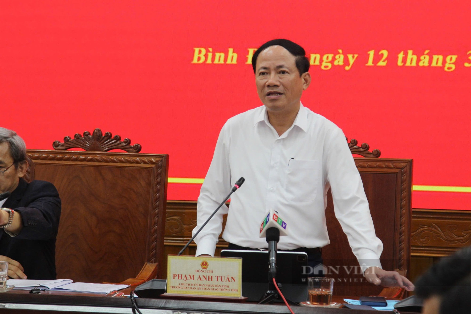 Bò thả rông trên đường ở Khu Kinh tế Nhơn Hội, Chủ tịch Bình Định nói "kỷ luật lãnh đạo" - Ảnh 1.