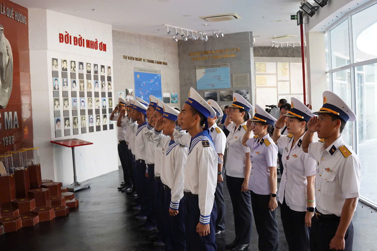 Hình ảnh các đoàn dâng hương, hoa tưởng niệm các chiến sĩ Gạc Ma- Ảnh 6.