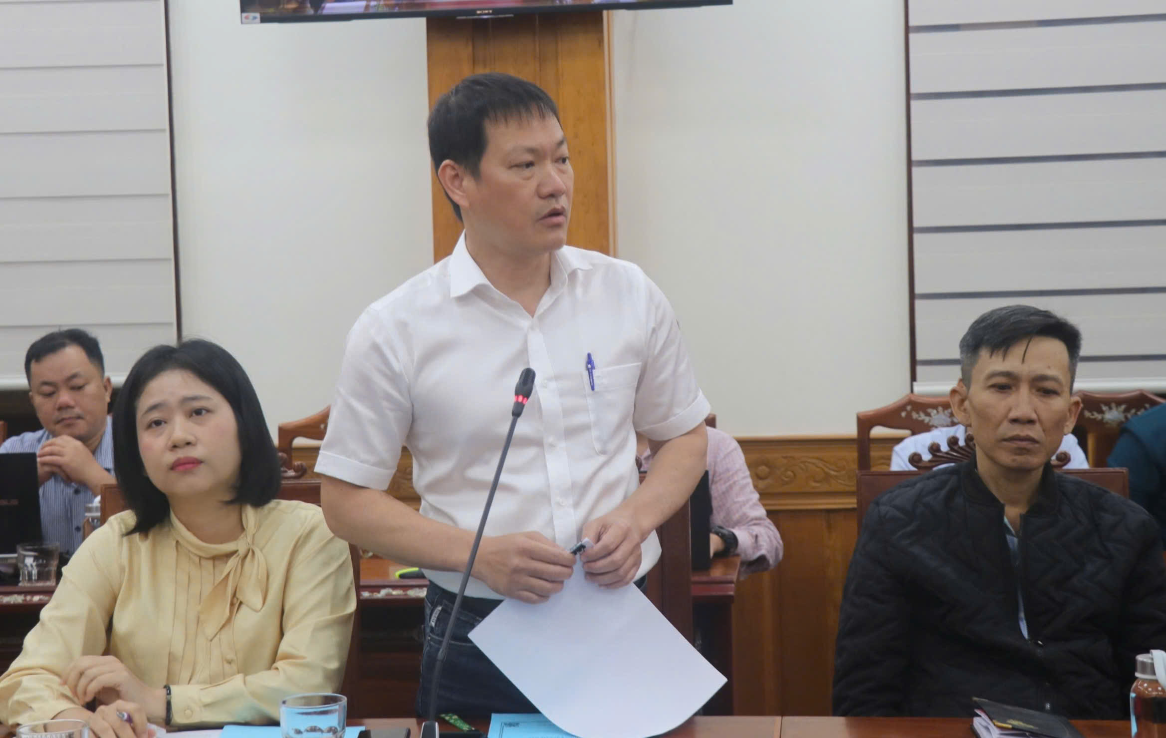 Bò thả rông trên đường ở Khu Kinh tế Nhơn Hội, Chủ tịch Bình Định nói "kỷ luật lãnh đạo" - Ảnh 4.