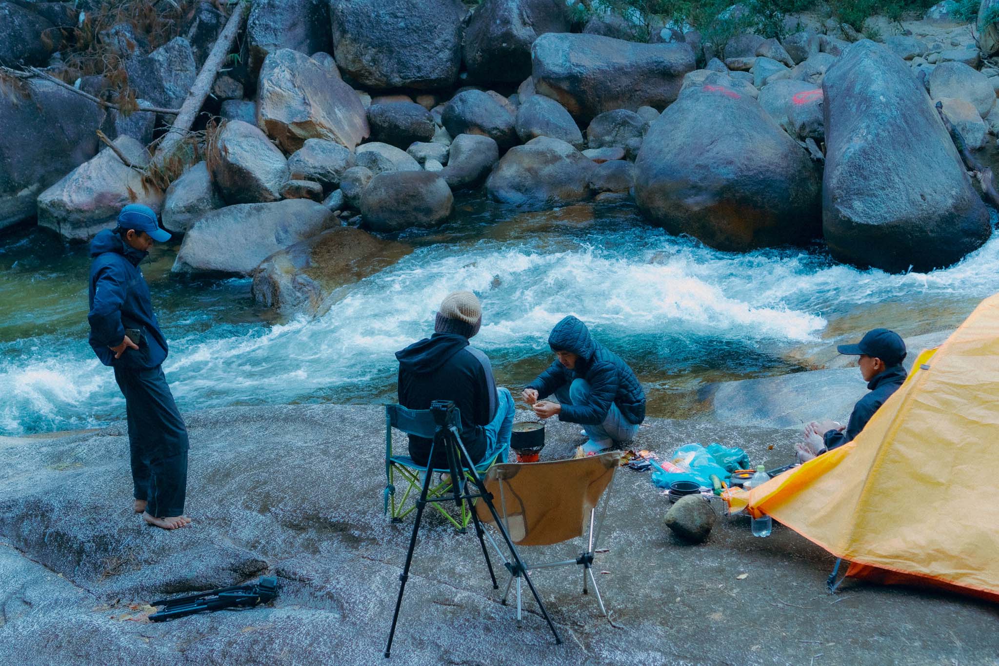 Theo chân chàng kỹ thuật viên máy tính trekking lên đỉnh núi có độ cao 2.442m nơi khu rừng già ma mị - Ảnh 6.