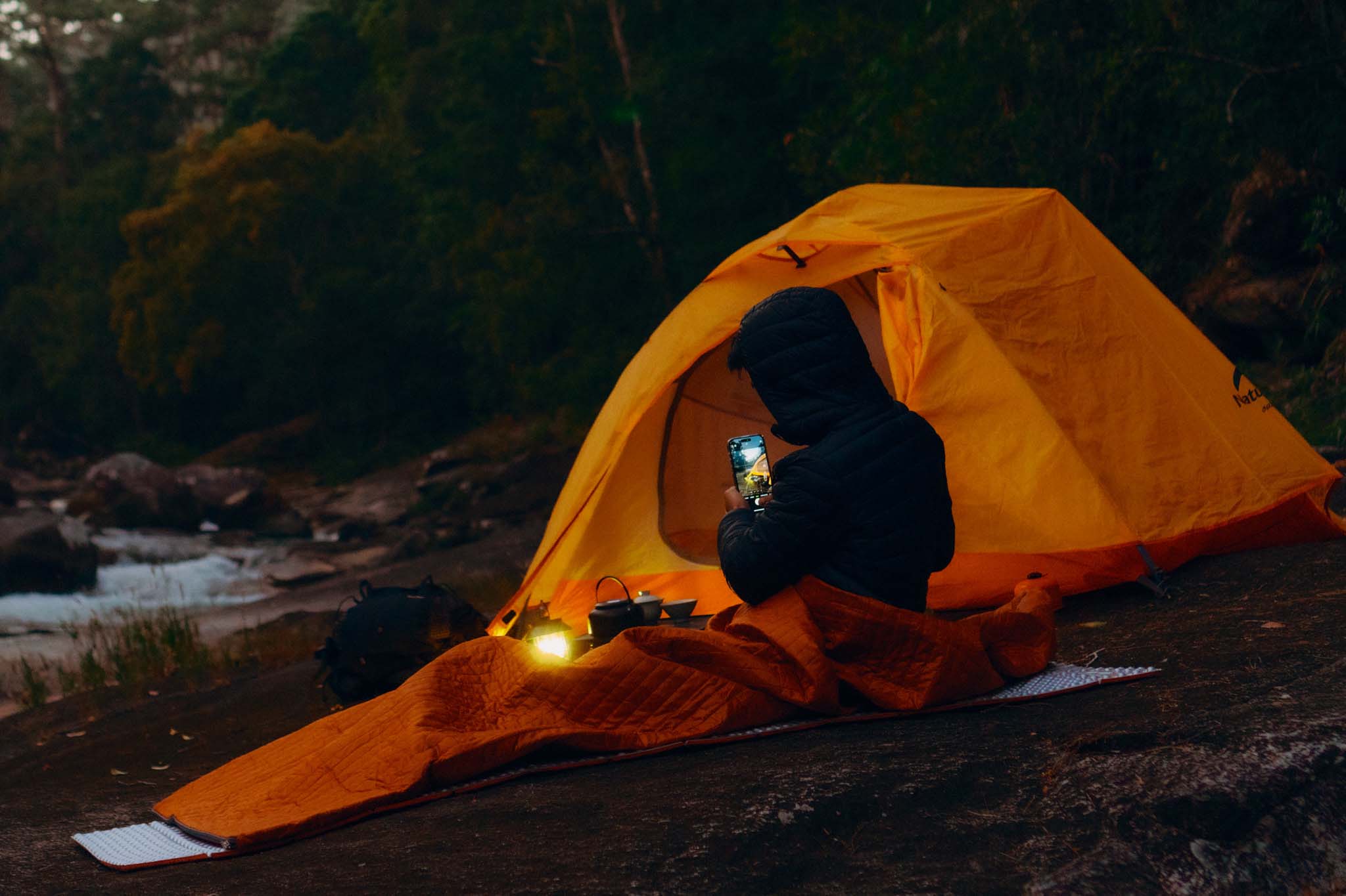 Theo chân chàng kỹ thuật viên máy tính trekking lên đỉnh núi có độ cao 2.442m nơi khu rừng già ma mị - Ảnh 10.