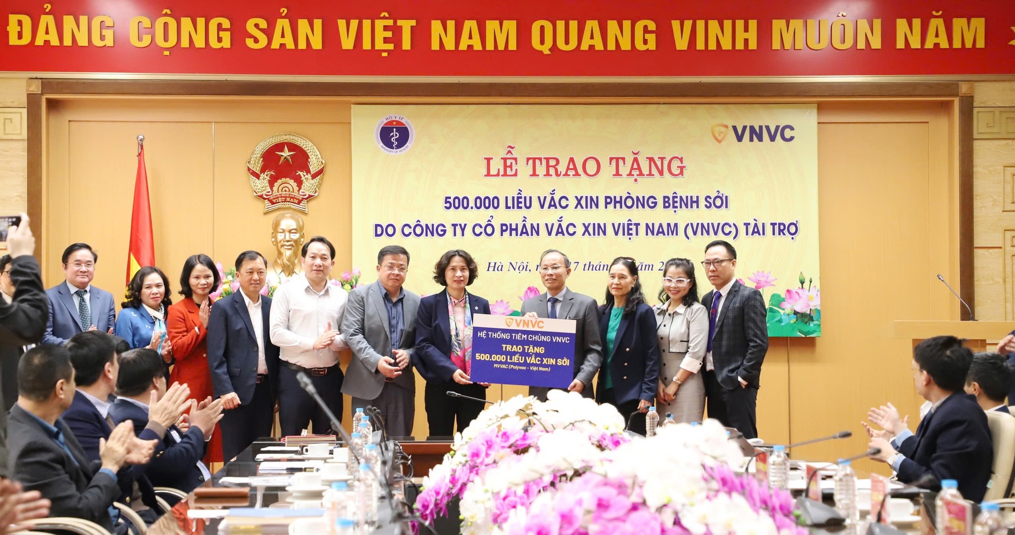 Trao tặng 500.000 liều vaccine phòng bệnh sởi - Ảnh 1.