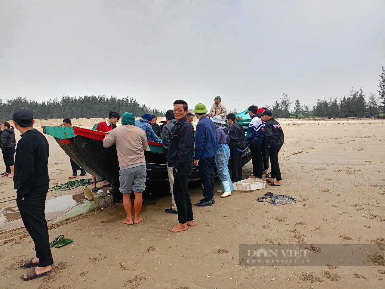 Hà Tĩnh: Trúng đậm cá trích, ba thuyền bị sóng đánh chìm, 6 ngư dân may mắn thoát nạn- Ảnh 2. Hà Tĩnh: Trúng đậm cá trích, ba thuyền bị sóng đánh chìm, 6 ngư dân may mắn thoát nạn- Ảnh 2.