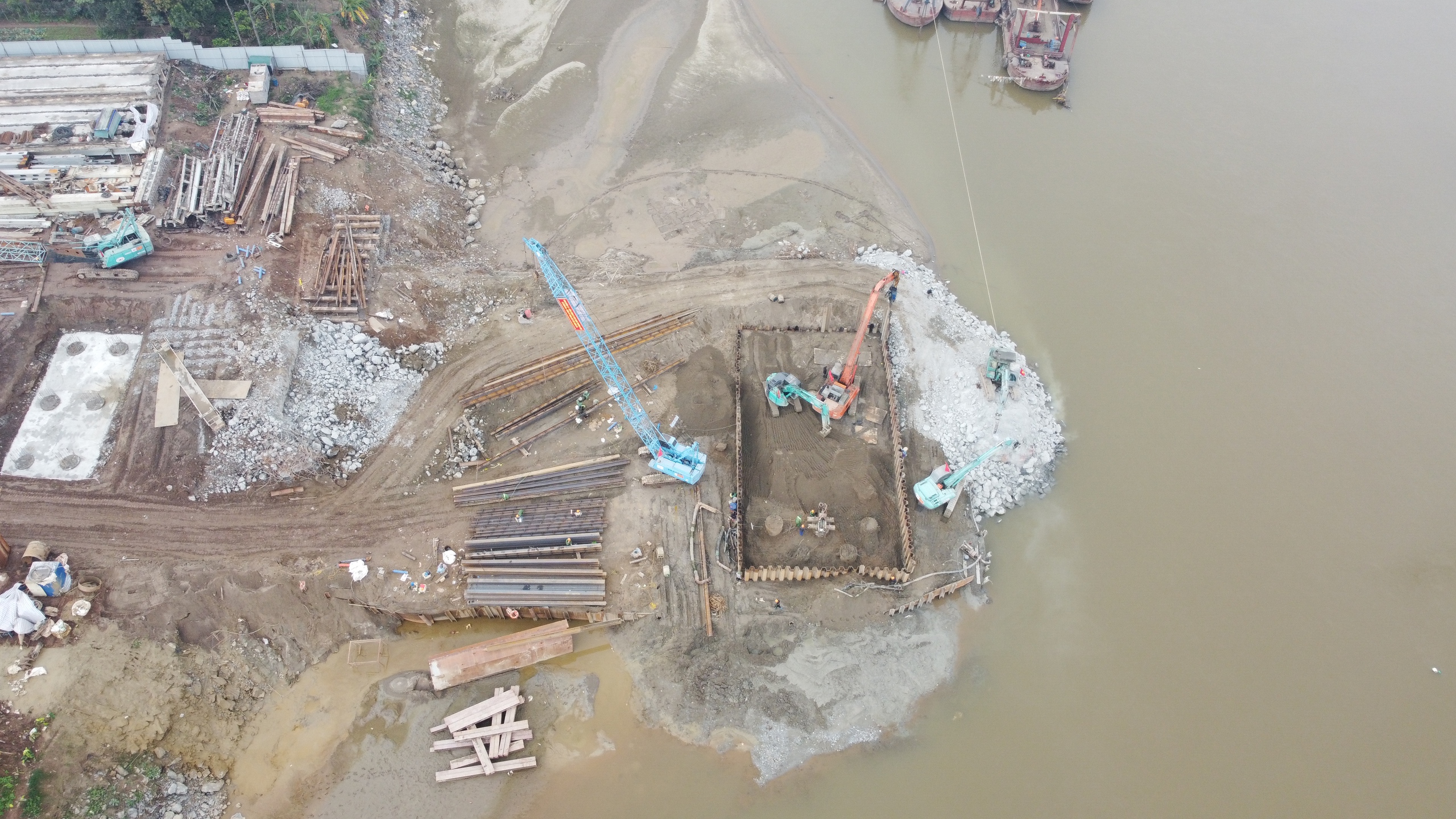 Bứt tốc trên đại công trường xây dựng cầu Phong Châu ở Phú Thọ - Ảnh 2.